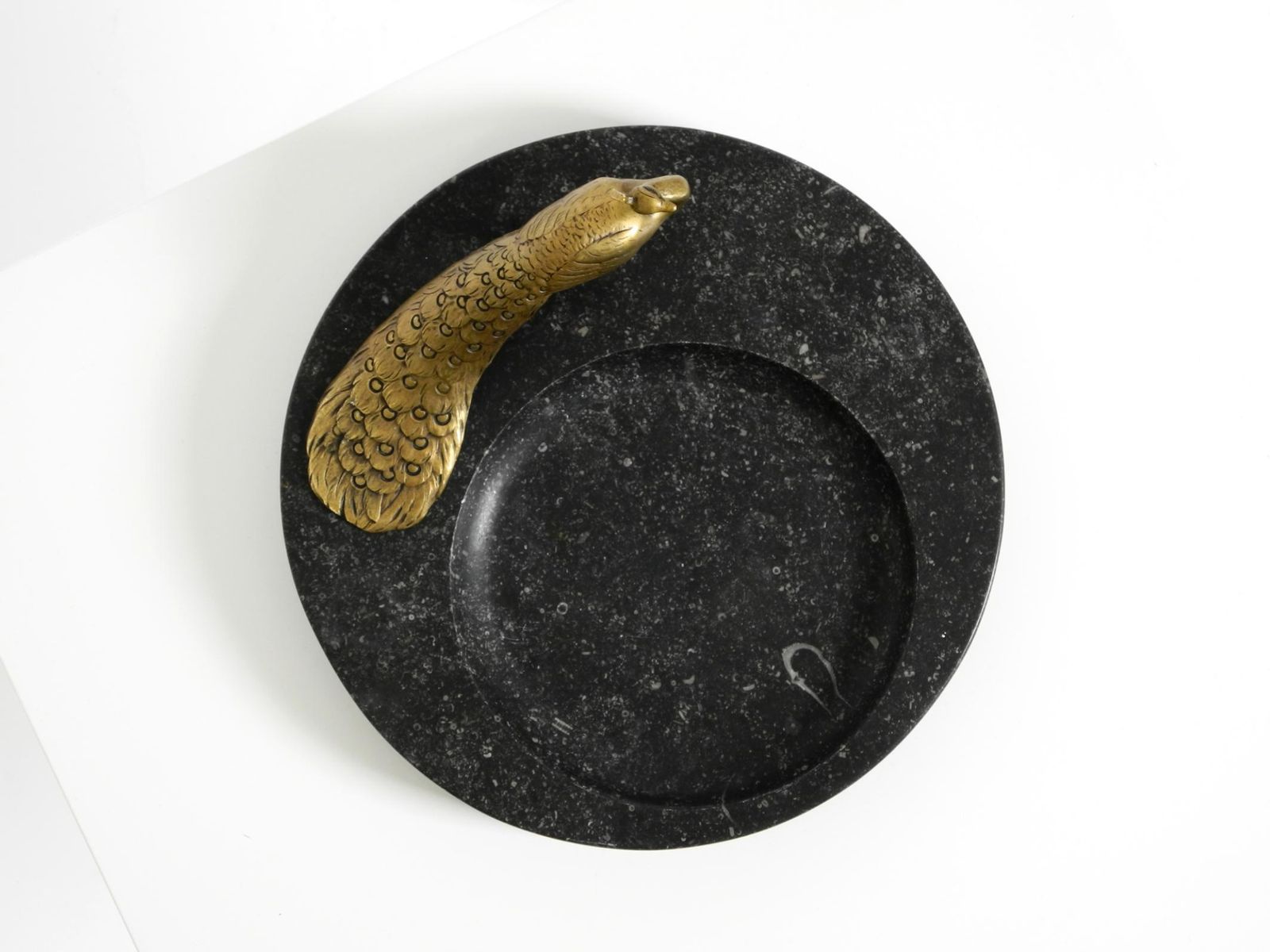 Grote zwarte granieten valet tray met messing pauw, ca. 1920 photo buy
