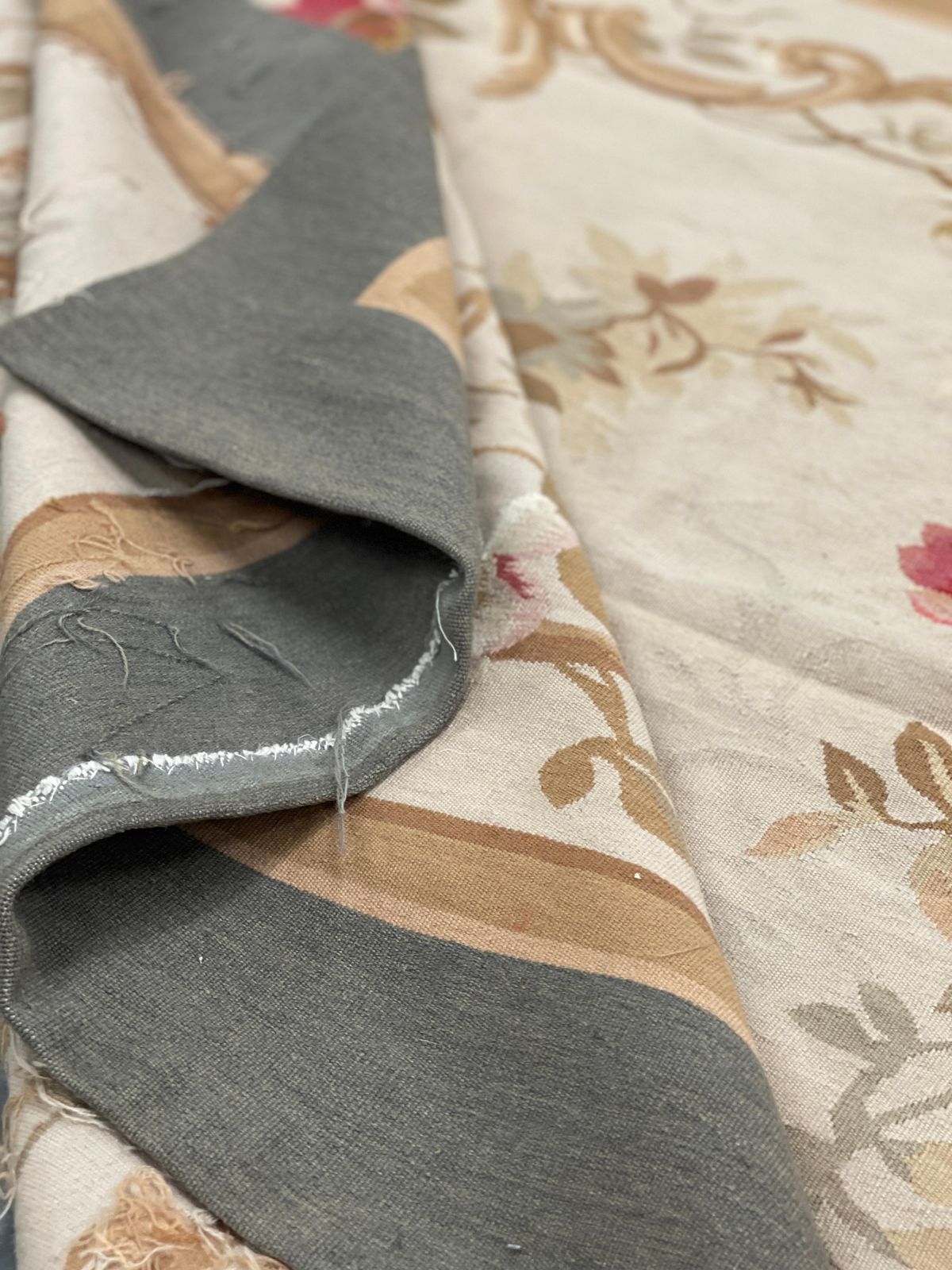 Tapis de couloir Aubusson ivoire, motifs floraux, décoration intérieure photo furniture