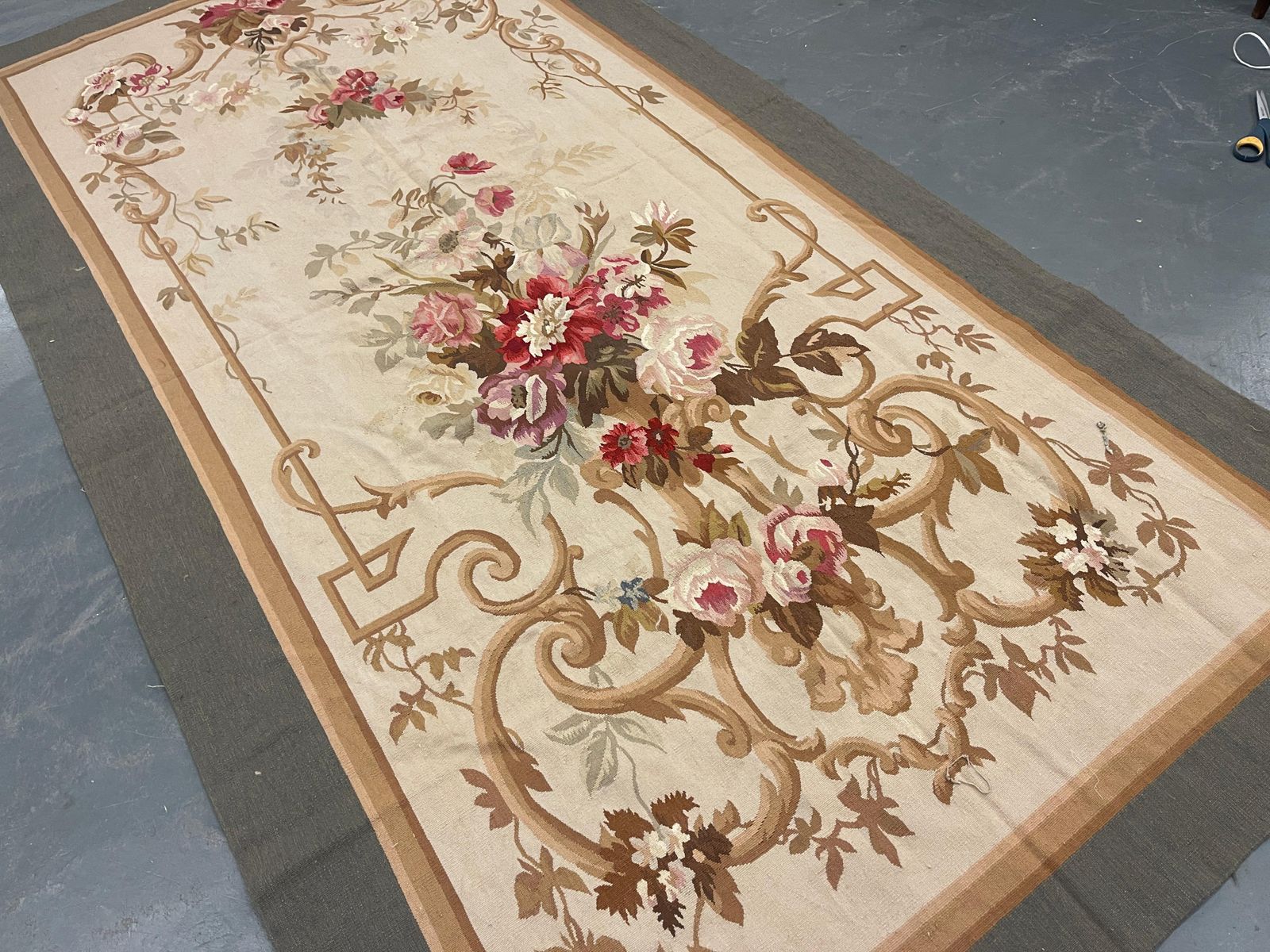 Tapis de couloir Aubusson ivoire, motifs floraux, décoration intérieure photo for sale