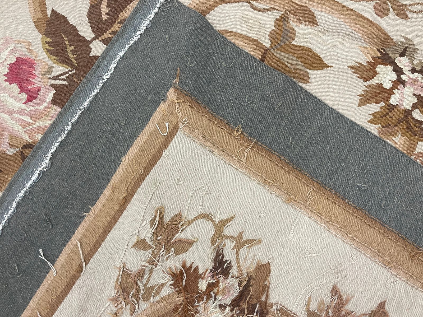 Tapis de couloir Aubusson ivoire, motifs floraux, décoration intérieure photo vintage
