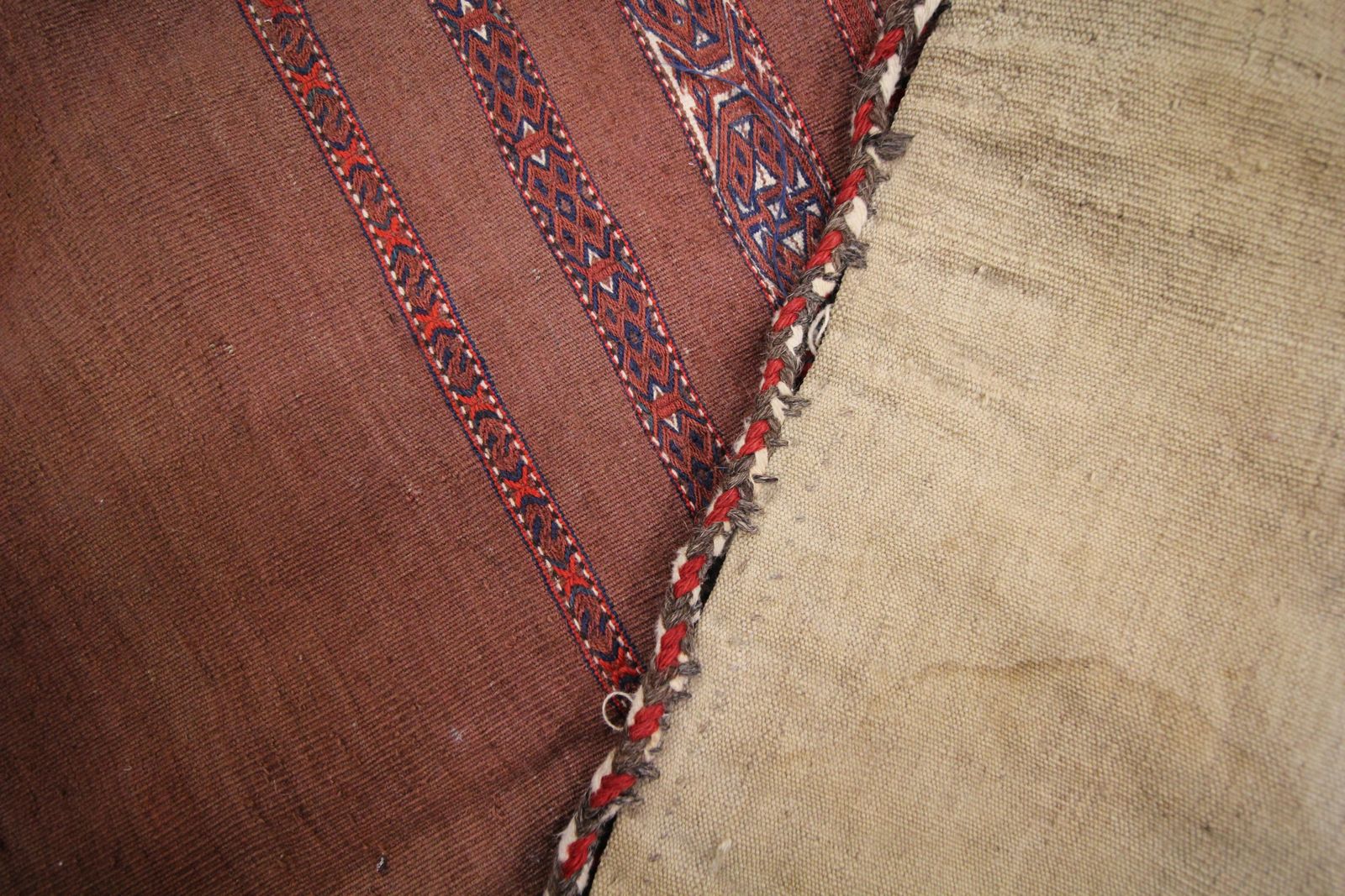 Antiek handgemaakt Chuval textiel, roestkleurige wollen oosterse vloerkussenhoes photo Textiel
