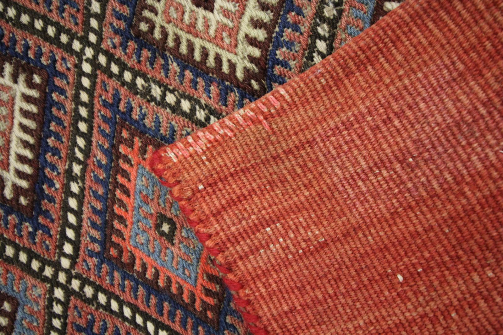 Antiek zadeltasje, traditioneel geometrisch handgeweven oosters wollen tribaal textiel photo vinterior