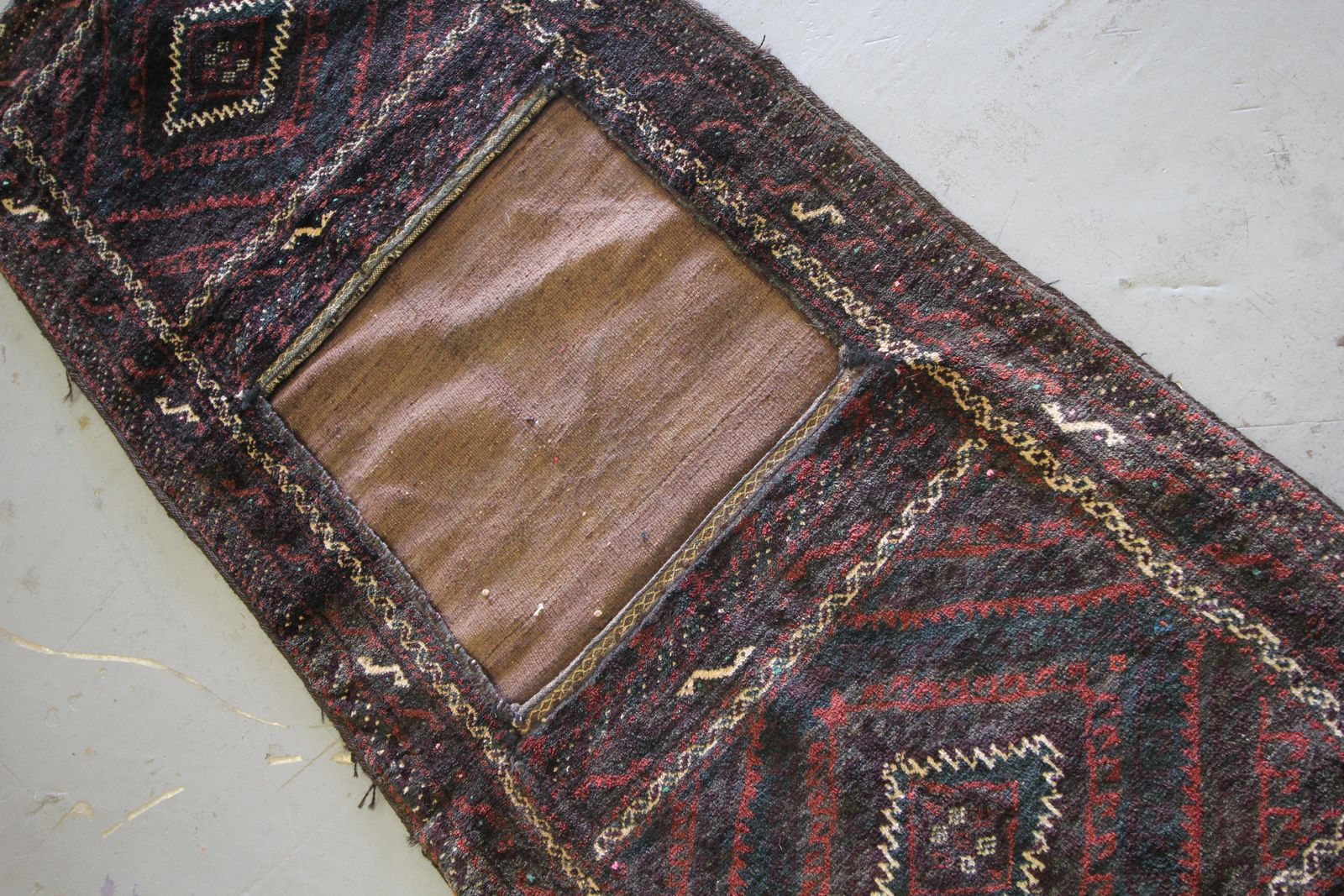 Antiek zadeltasje, traditioneel bruin wollen tribaal textiel, handgemaakt, geometrisch photo vinterior