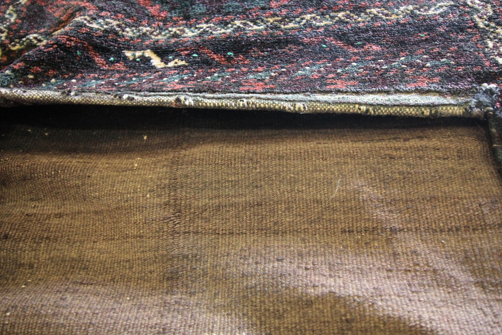 Antiek zadeltasje, traditioneel bruin wollen tribaal textiel, handgemaakt, geometrisch photo vintage