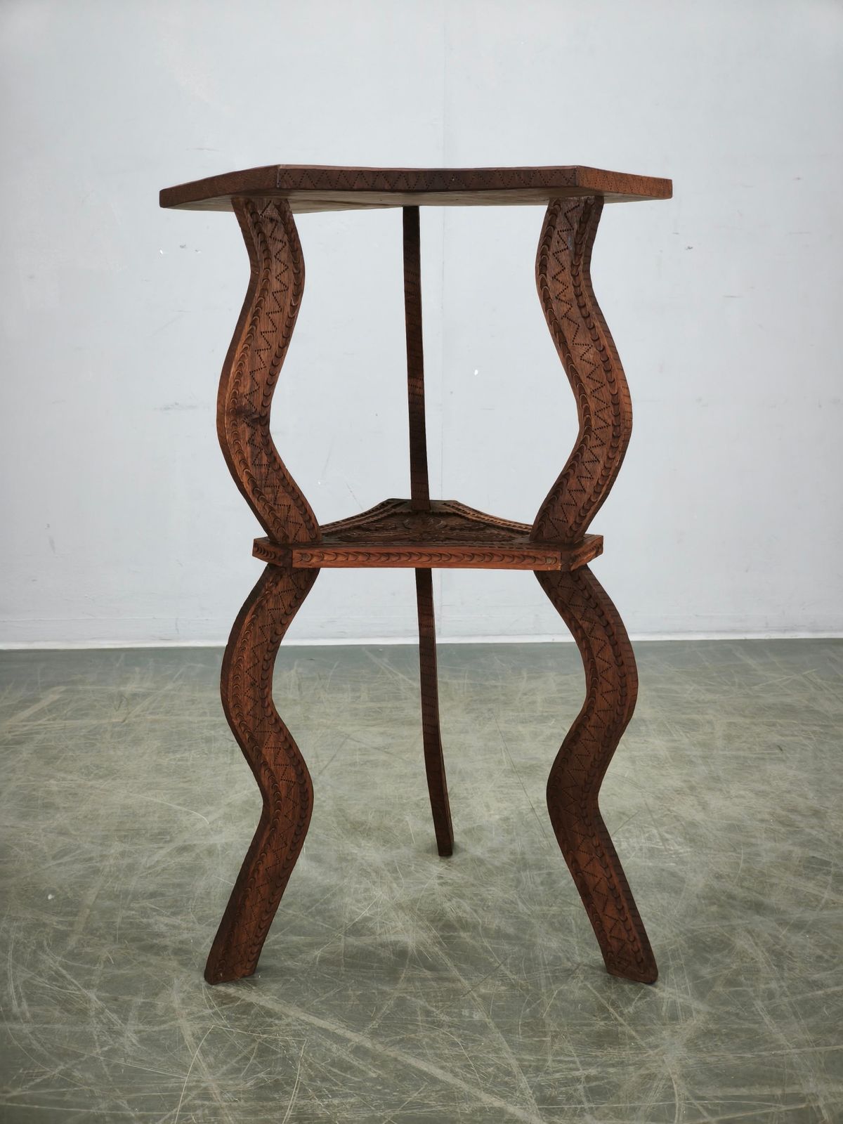 Ca. 1900 Centraal-Europese handgesneden beuken bijzettafel photo furniture