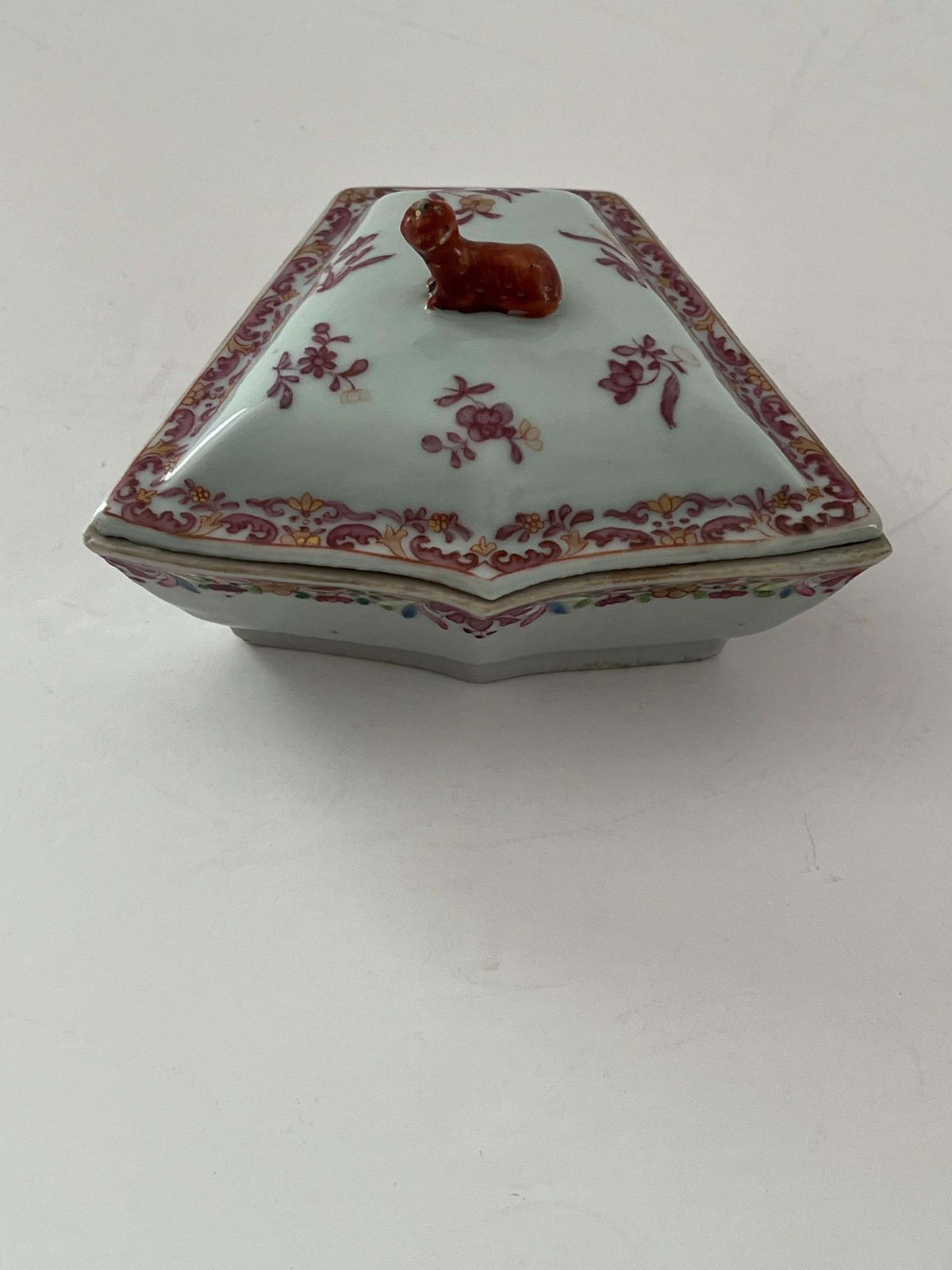 Chinese dekselbox, porselein Famille Rose, handgeschilderd, Qianlong ca. 1760 photo for sale