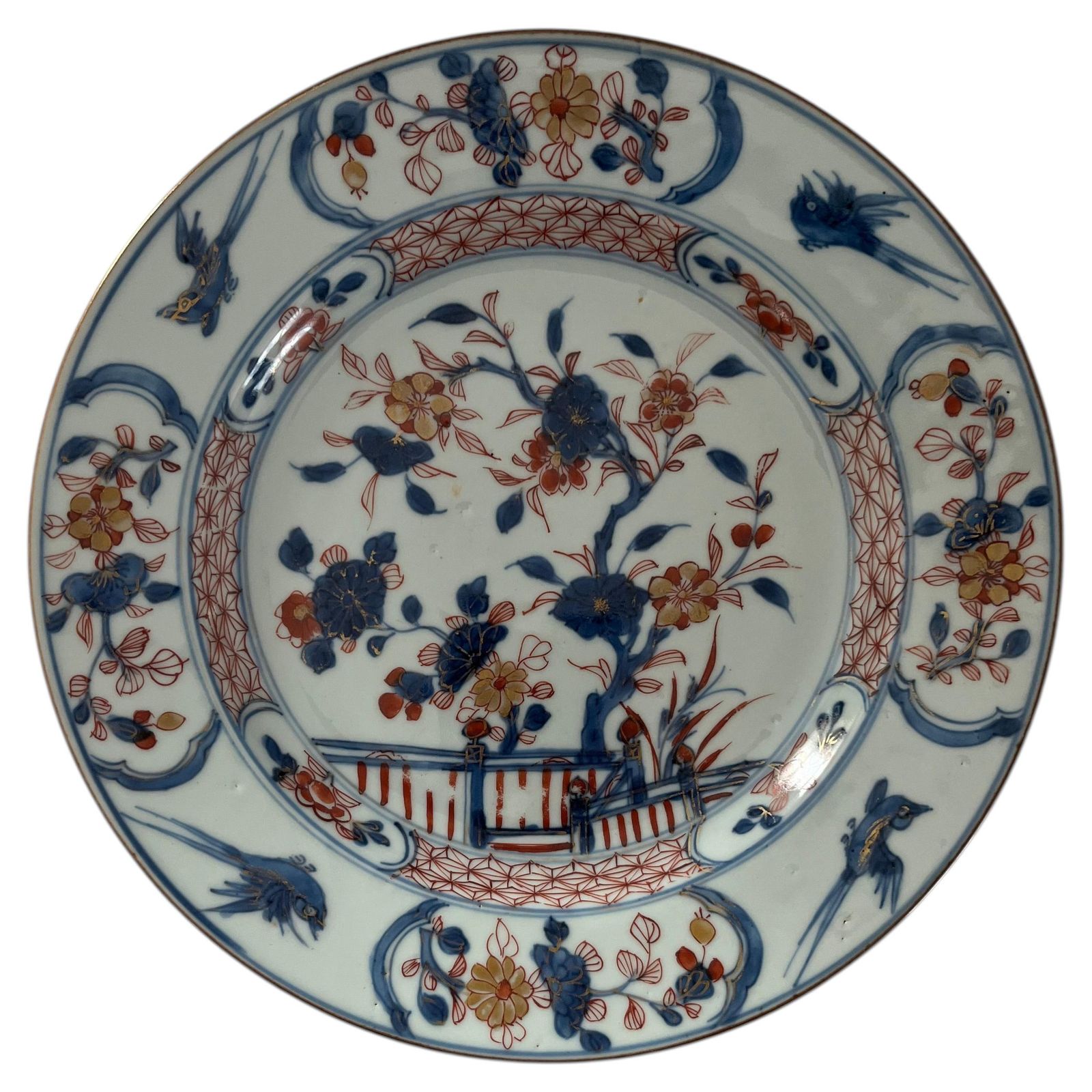 Chinees Kangxi Imari bord, porselein met bloemmotief, hek en vliegende vogels, ca. 1700