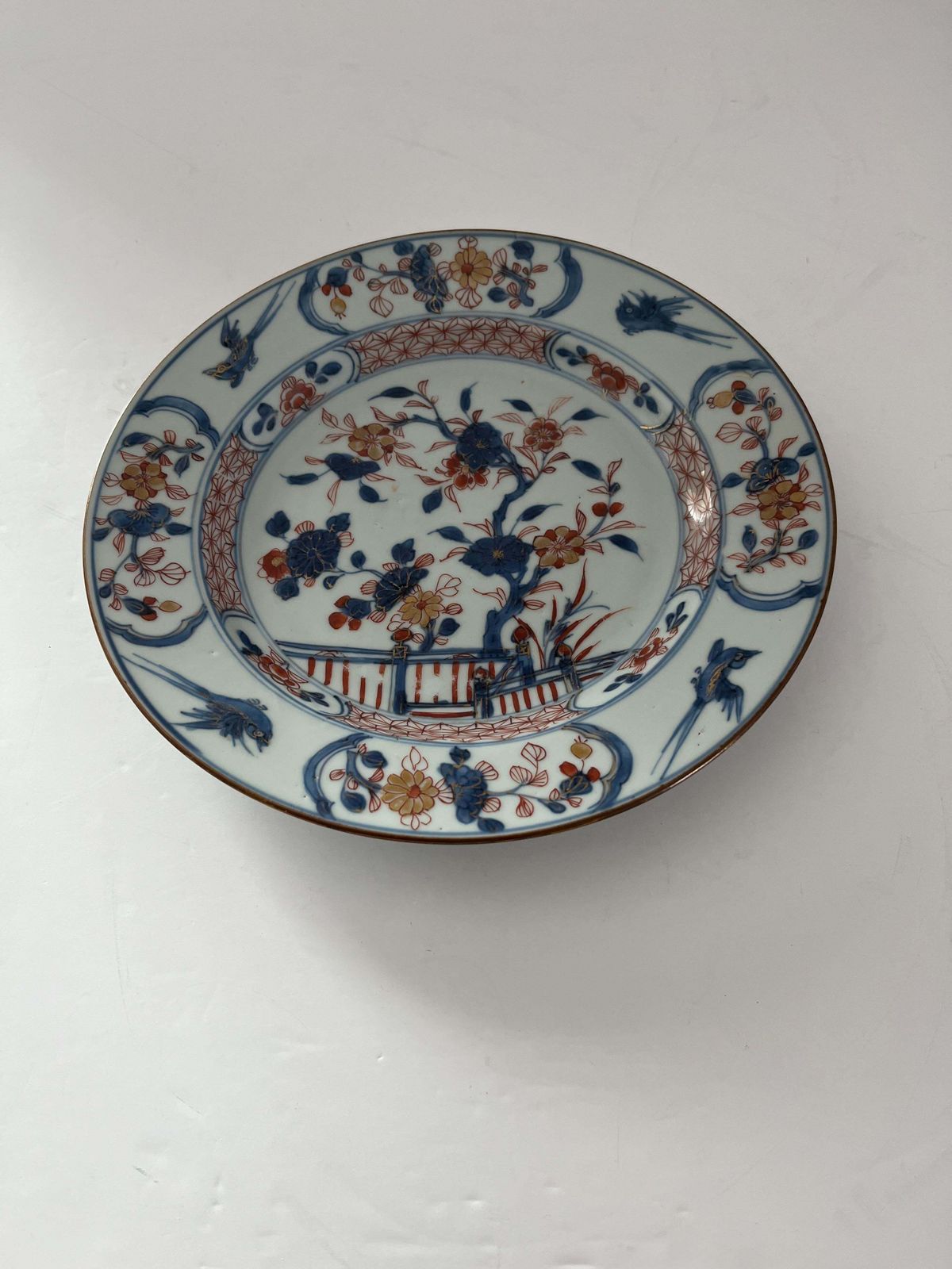 Chinees Kangxi Imari bord, porselein met bloemmotief, hek en vliegende vogels, ca. 1700 photo 474.0