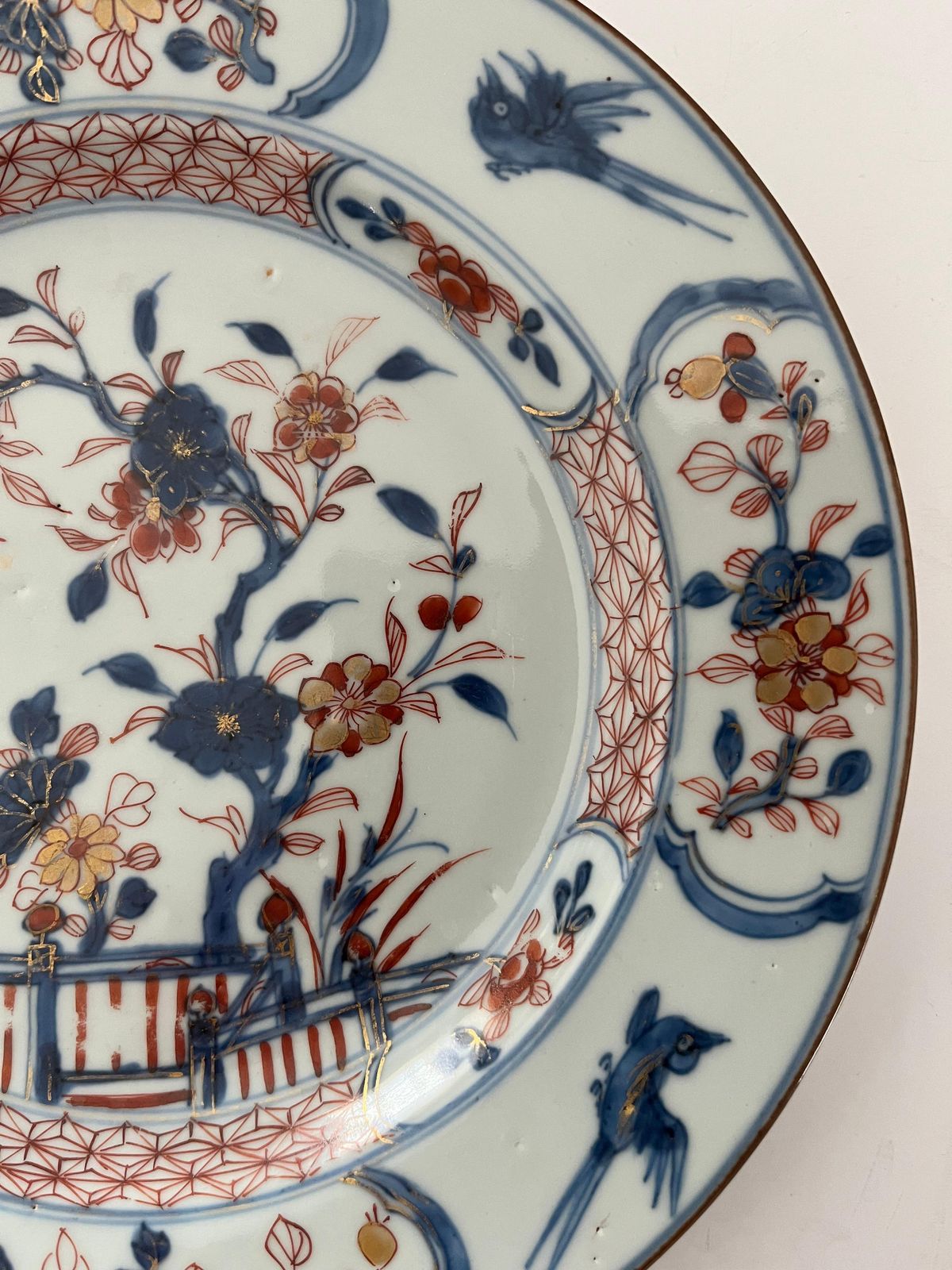 photo for sale Chinees Kangxi Imari bord, porselein met bloemmotief, hek en vliegende vogels, ca. 1700