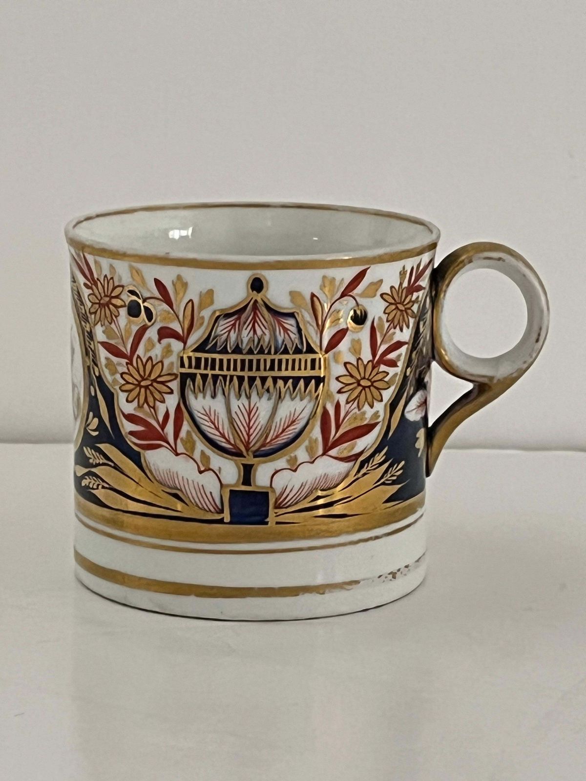 Vroeg Minton Porseleinen Koffiekopje, Gemonogrammeerd en Handgeschilderd Patroon 202, ca. 1810 photo furniture