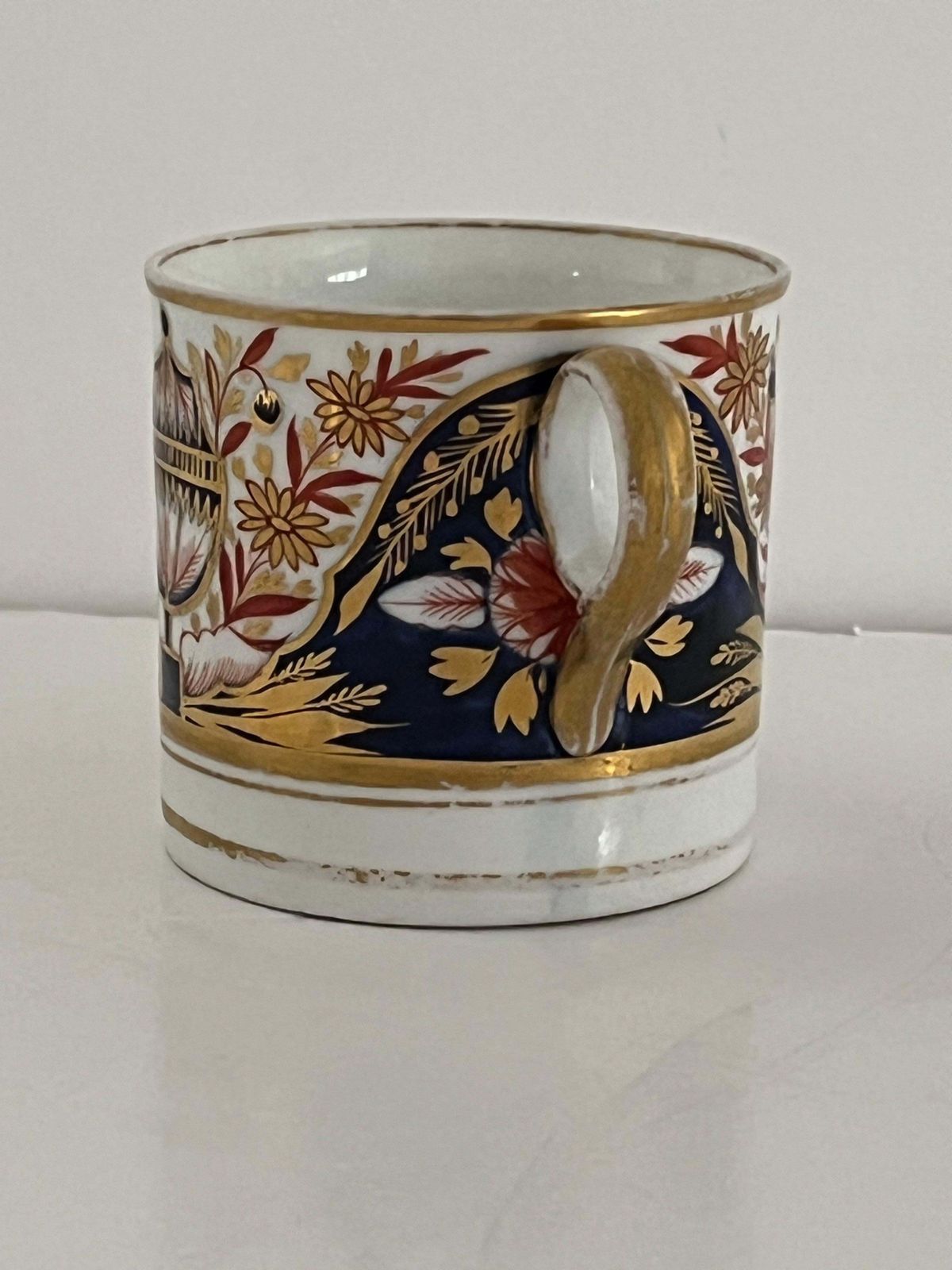 Vroeg Minton Porseleinen Koffiekopje, Gemonogrammeerd en Handgeschilderd Patroon 202, ca. 1810 photo Woonaccessoires