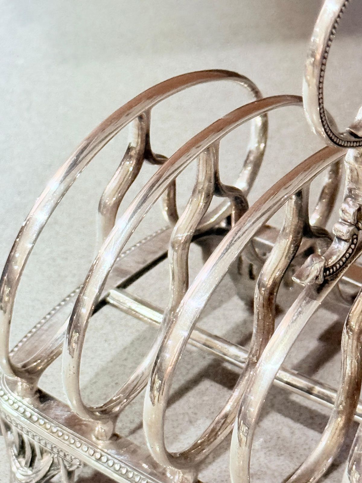 photo vintage Art Deco Silver Toast Rack, 6 Slice Breakfast Bread Stand With Handle Sheffield