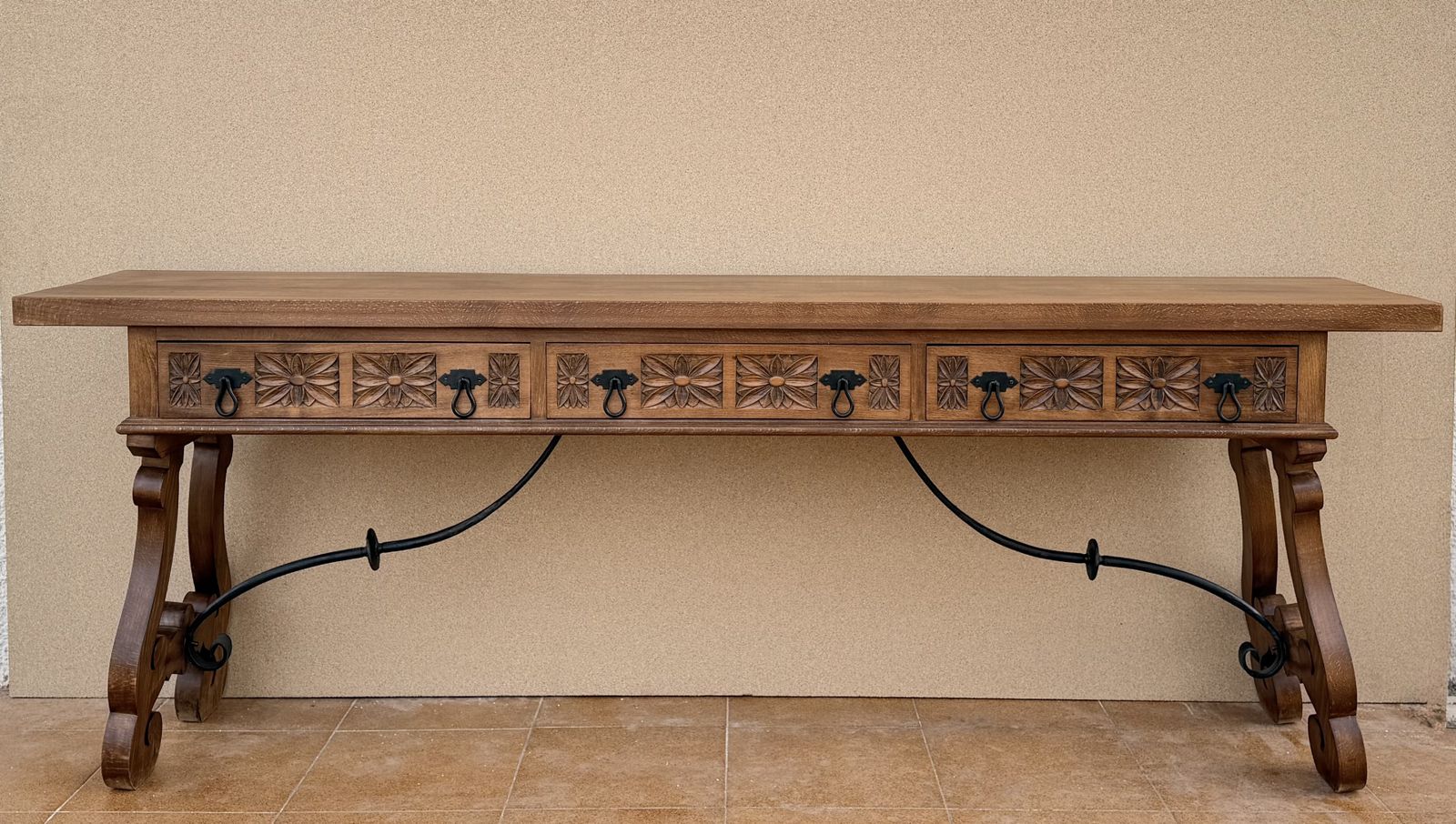 Spaanse rustieke consoletafel van gesneden hout, midden 20e eeuw photo furniture