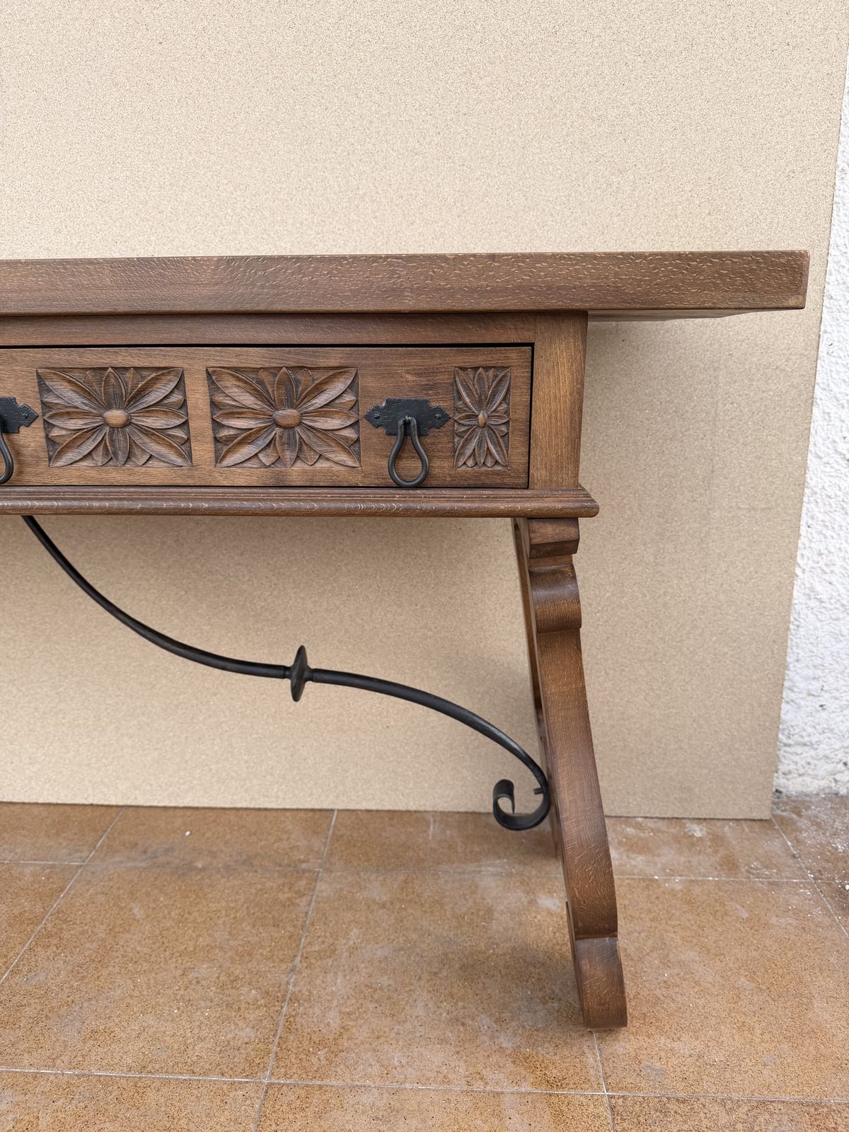 photo for sale Spaanse rustieke consoletafel van gesneden hout, midden 20e eeuw