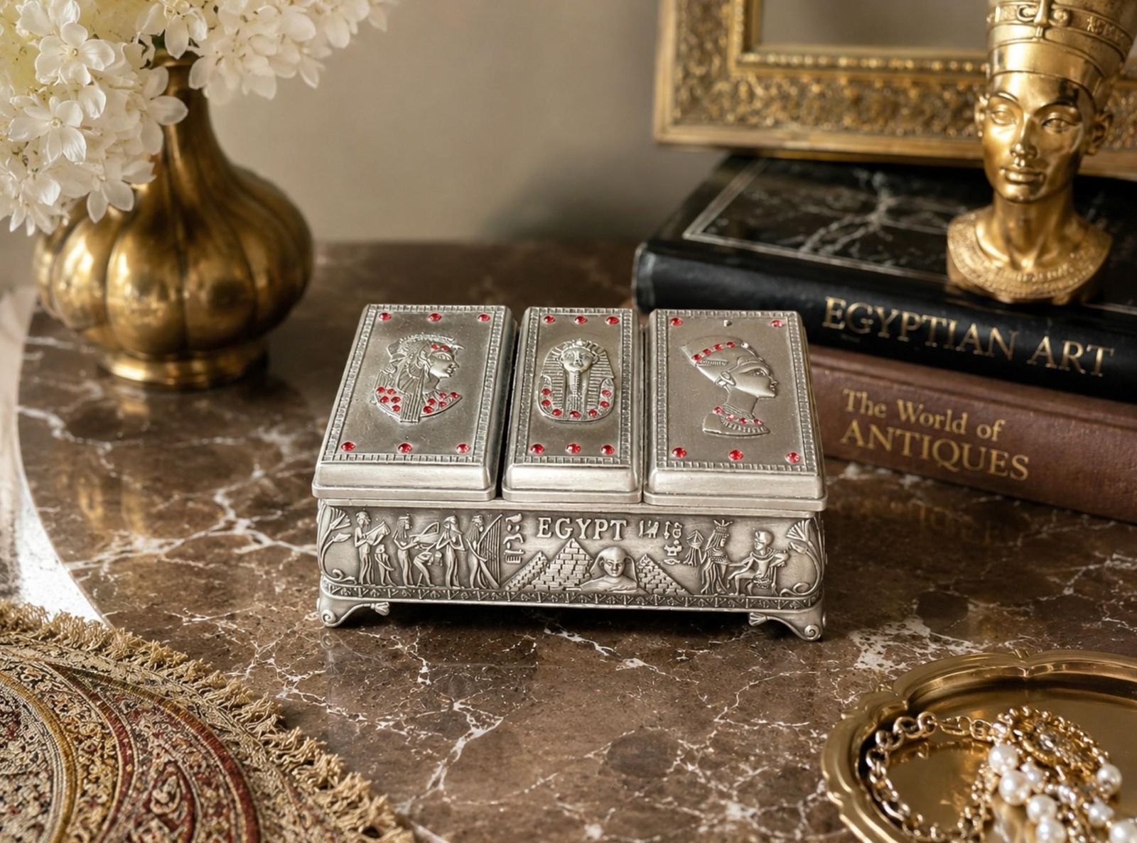 Antiek zilveren doosje, Egyptisch decoratief sieradendoosje, casket, woondecoratie photo for sale