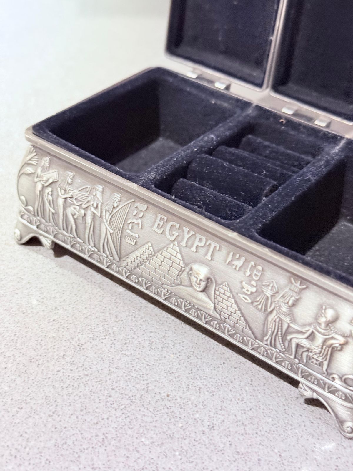 photo furniture Antiek zilveren doosje, Egyptisch decoratief sieradendoosje, casket, woondecoratie