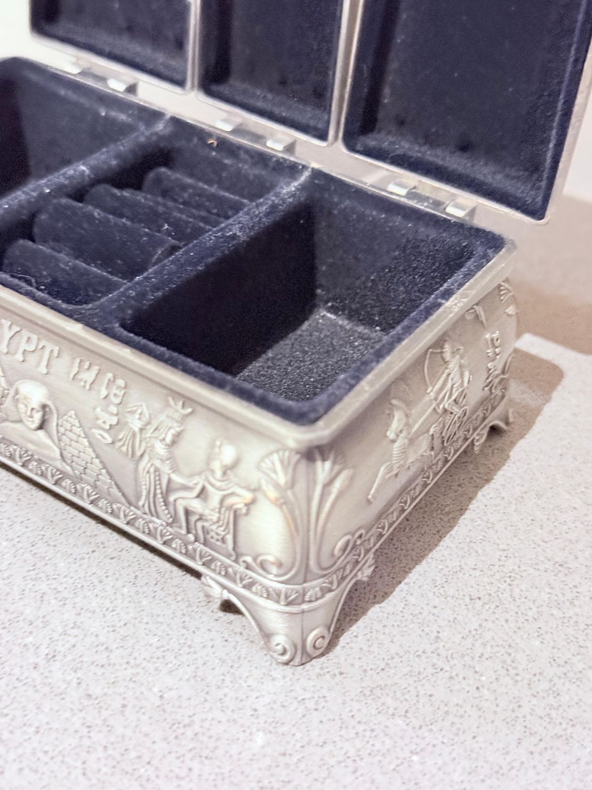 459.0 Antiek zilveren doosje, Egyptisch decoratief sieradendoosje, casket, woondecoratie photo