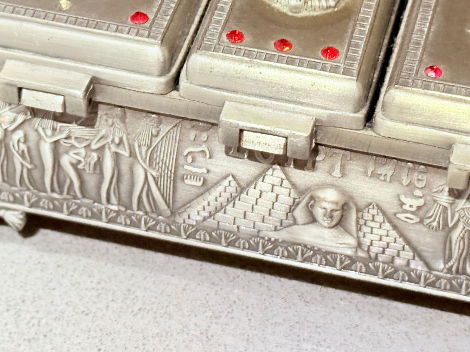 photo vintage Antiek zilveren doosje, Egyptisch decoratief sieradendoosje, casket, woondecoratie