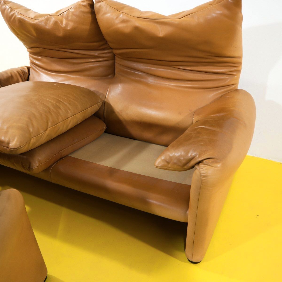 photo vinterior Maralunga zitset door Vico Magistretti voor Cassina, jaren 1970, tan leer – twee banken en een fauteuil