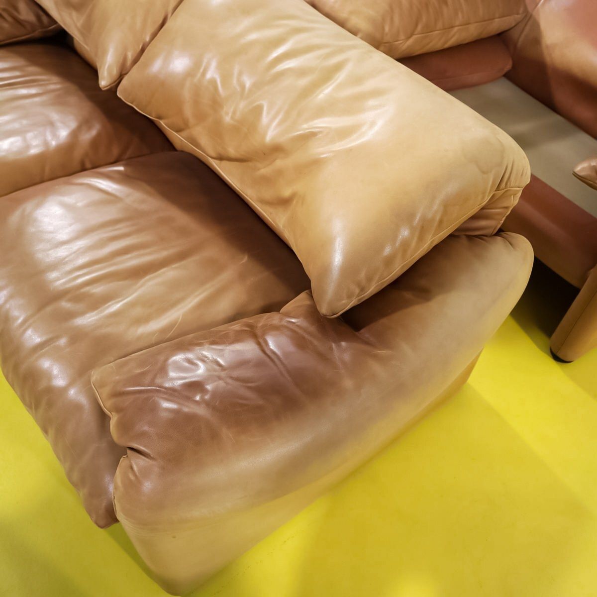 photo buy Maralunga zitset door Vico Magistretti voor Cassina, jaren 1970, tan leer – twee banken en een fauteuil