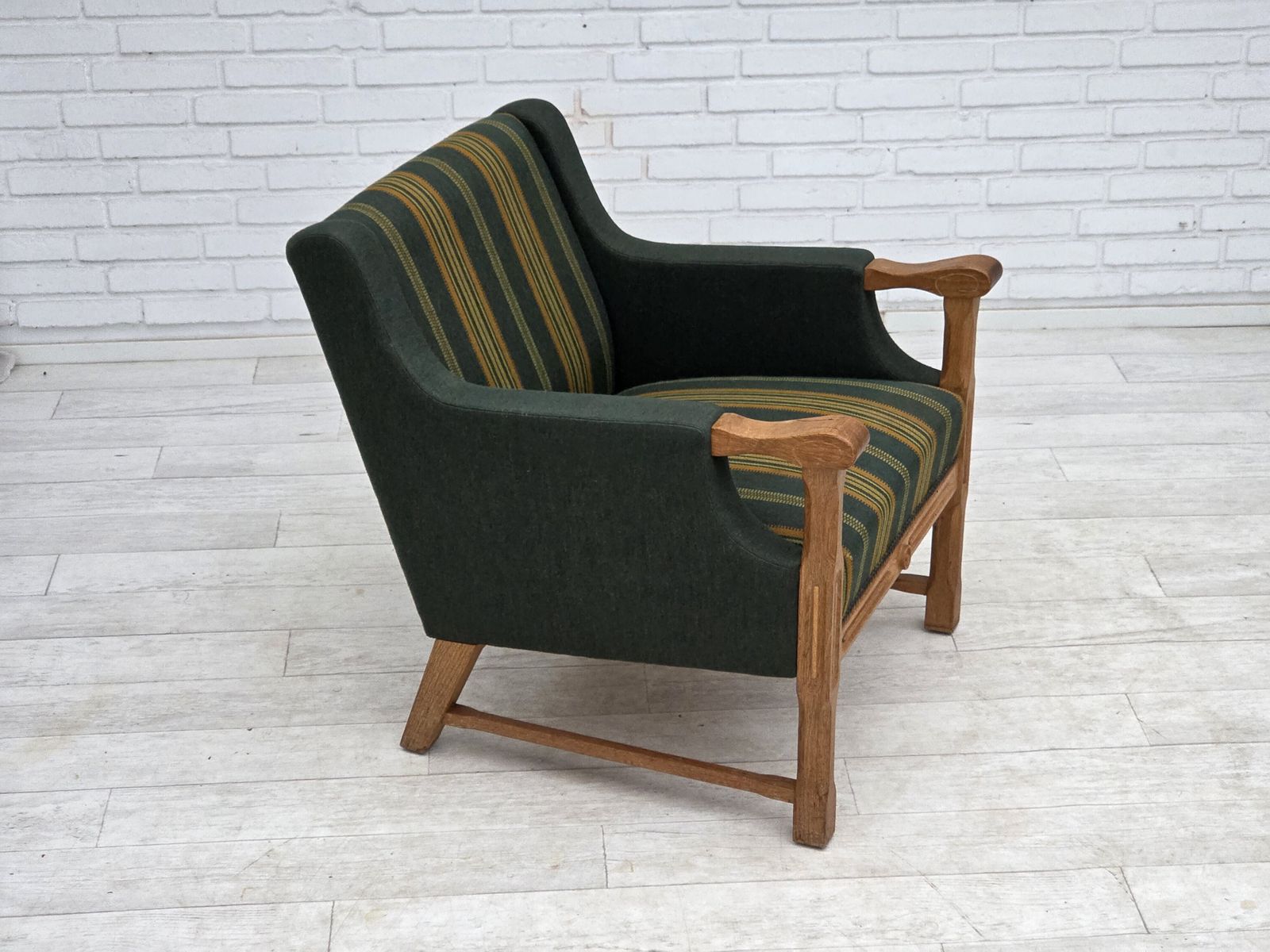 Ca. jaren 1970, Deense fauteuil, groene meubelwol, massief eikenhout. photo furniture