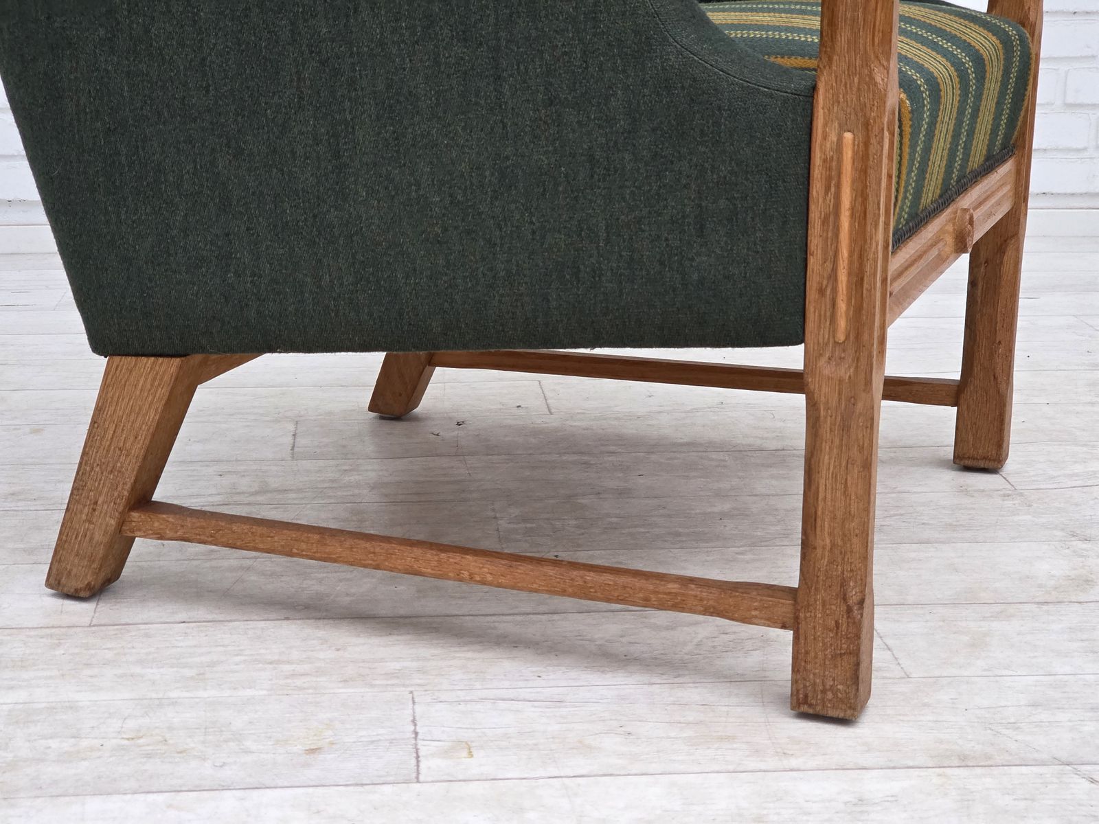 Ca. jaren 1970, Deense fauteuil, groene meubelwol, massief eikenhout. photo for sale