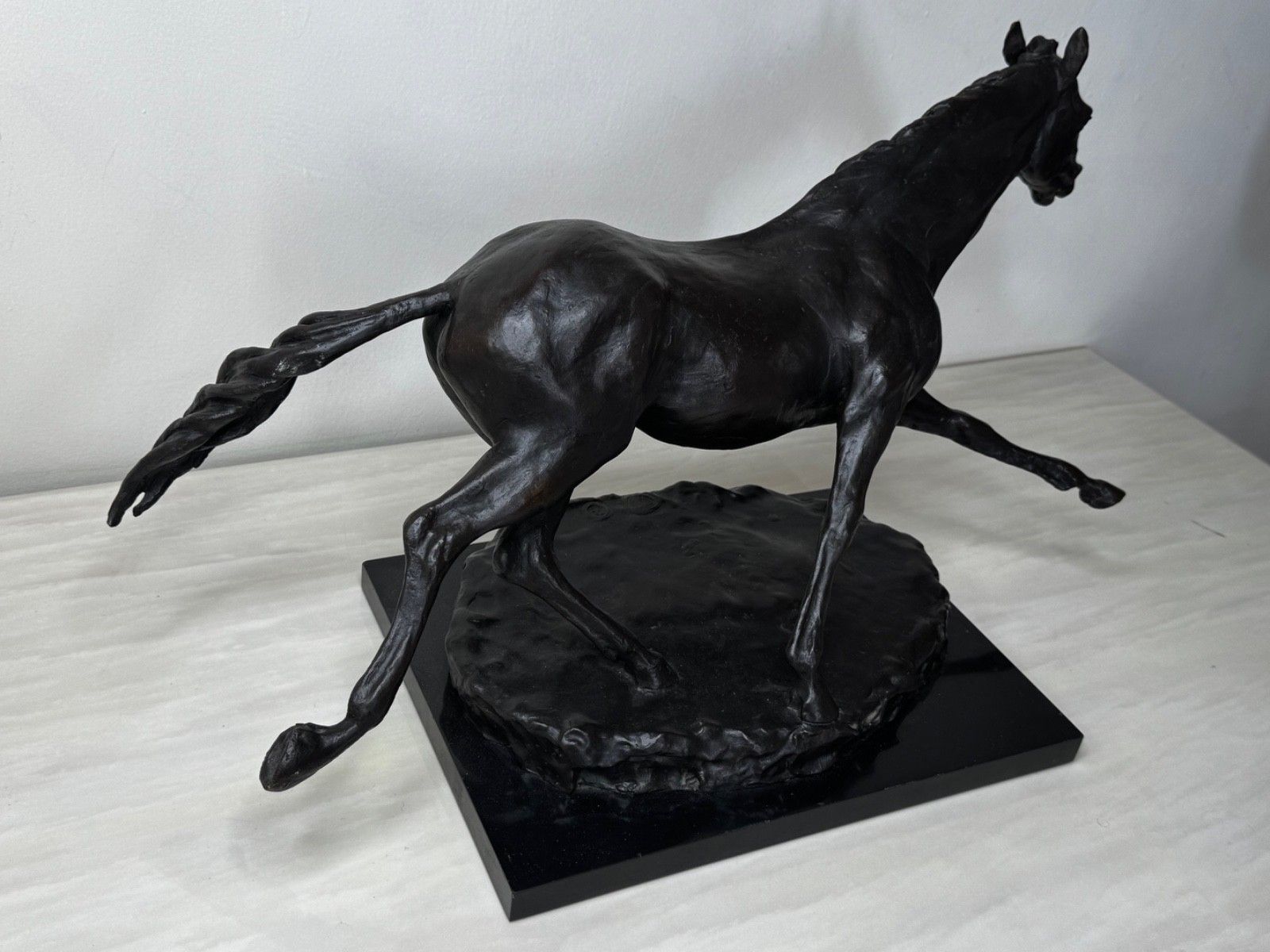 Kunst Bronzen ruiterstandbeeld "Galloping Horse" van Enzo Plazzotta, limited edition nr. 6/9 photo