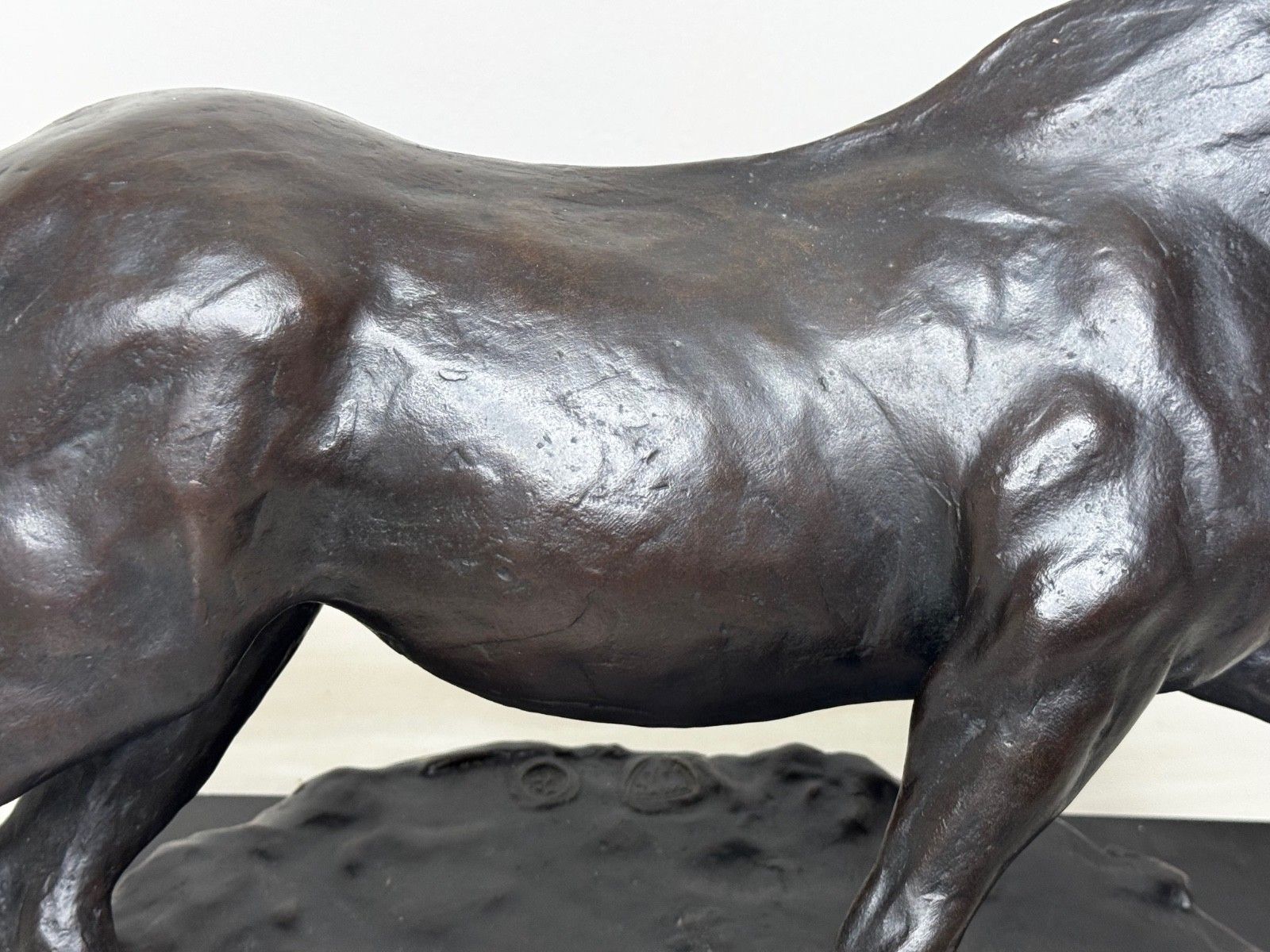 photo vinterior Bronzen ruiterstandbeeld "Galloping Horse" van Enzo Plazzotta, limited edition nr. 6/9