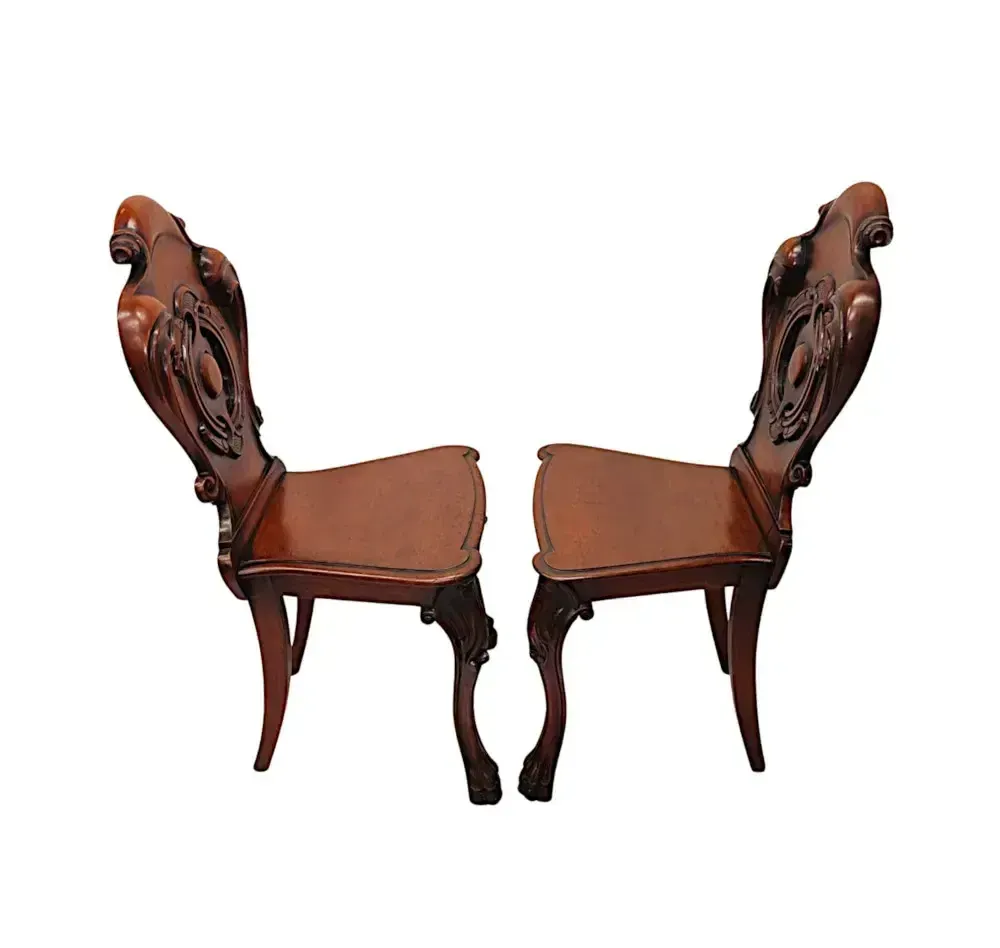 Een uitzonderlijk paar 19e-eeuwse hallstoelen met klauwtjesvoet photo for sale
