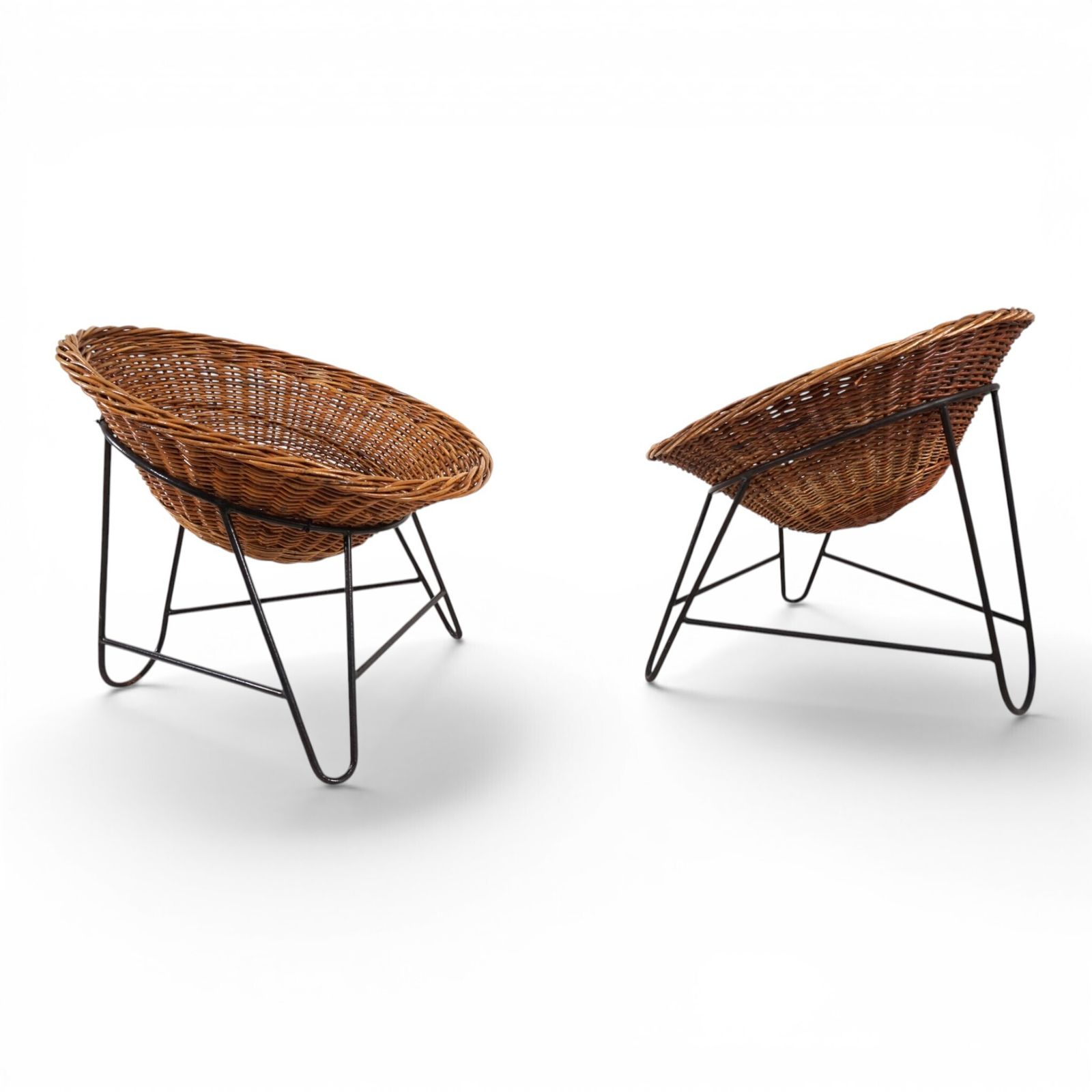 photo furniture Pod Chairs – Paar rotan/rieten loungstoelen op metalen frame, 1970