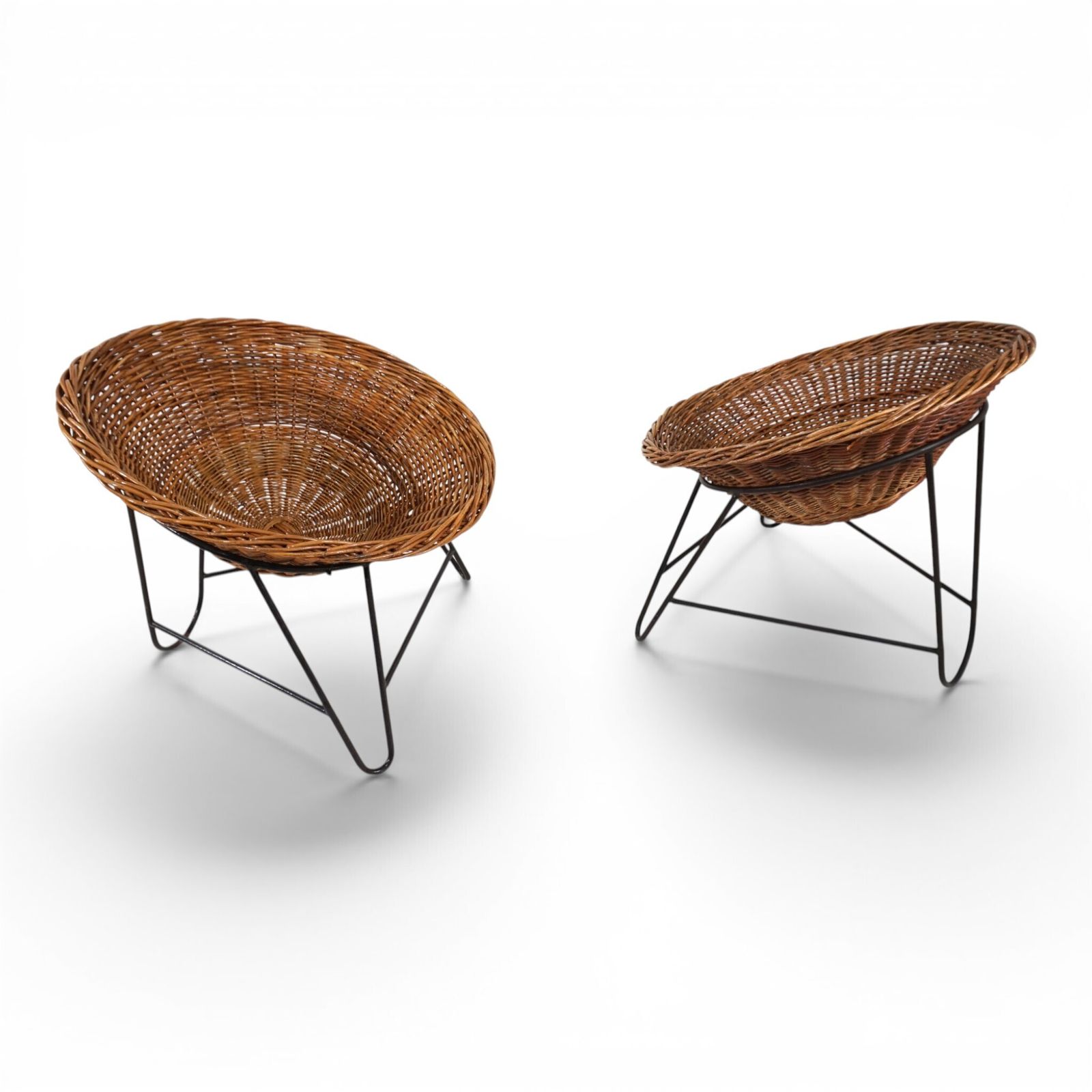 Meubels Pod Chairs – Paar rotan/rieten loungstoelen op metalen frame, 1970 photo