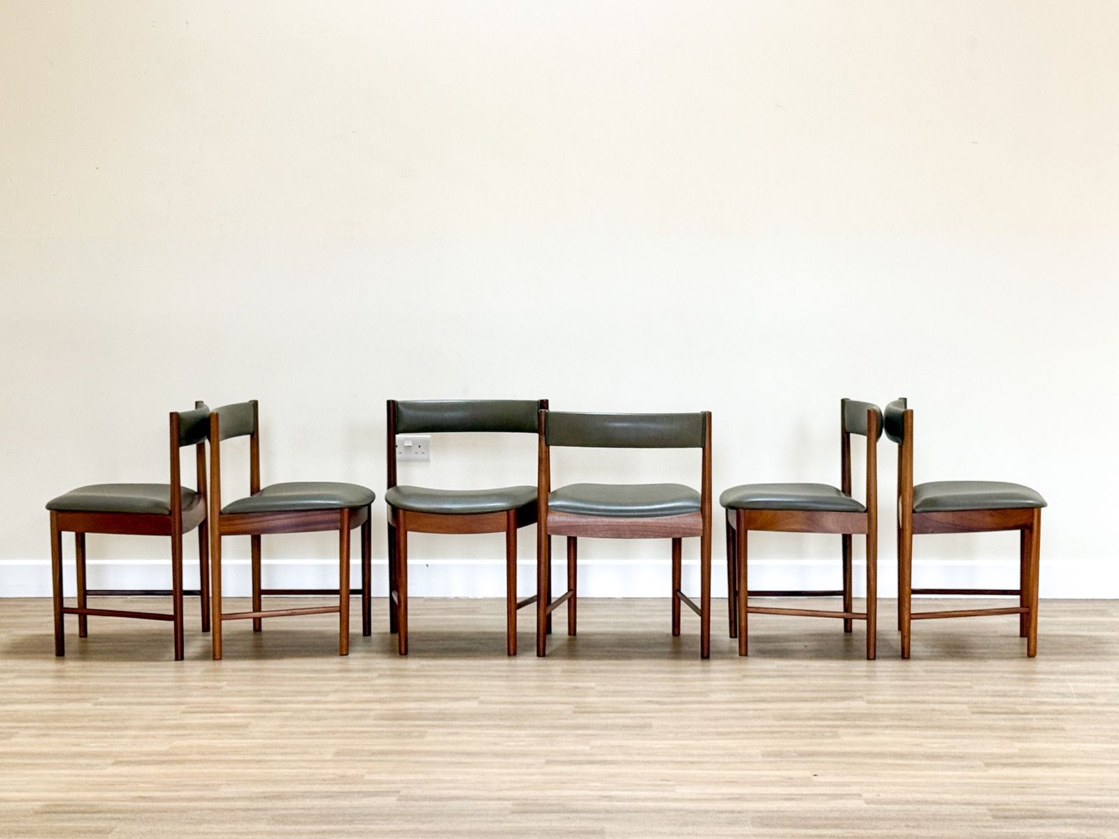 photo vintage McIntosh Dunvegan Teak Dining Set – Round Extending Table & 4 Chairs (1960s Scotland)