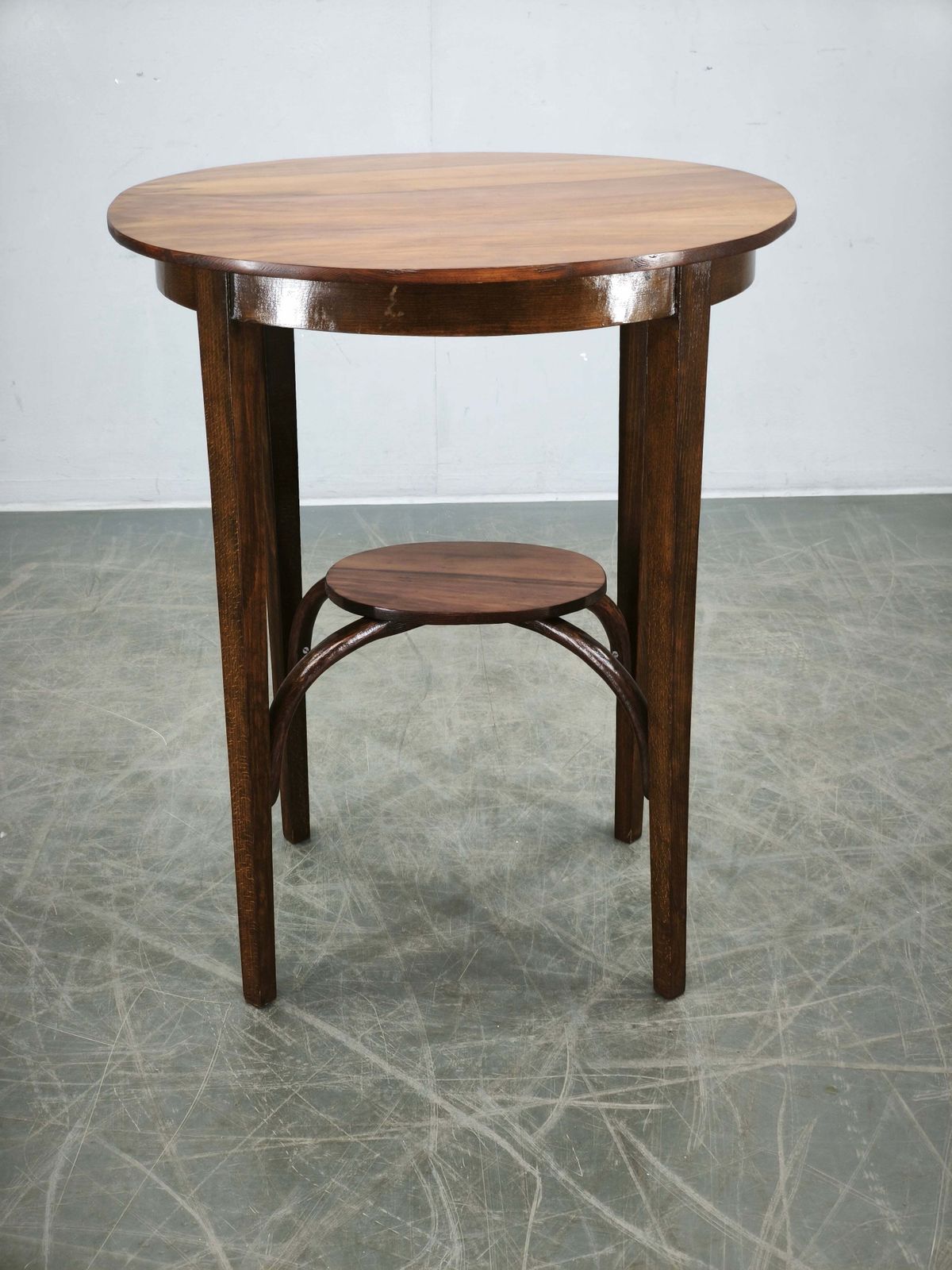 photo vinterior Thonet No. 207 Bentwood Ovale Tafel door Mazowia, Polen, jaren 1910