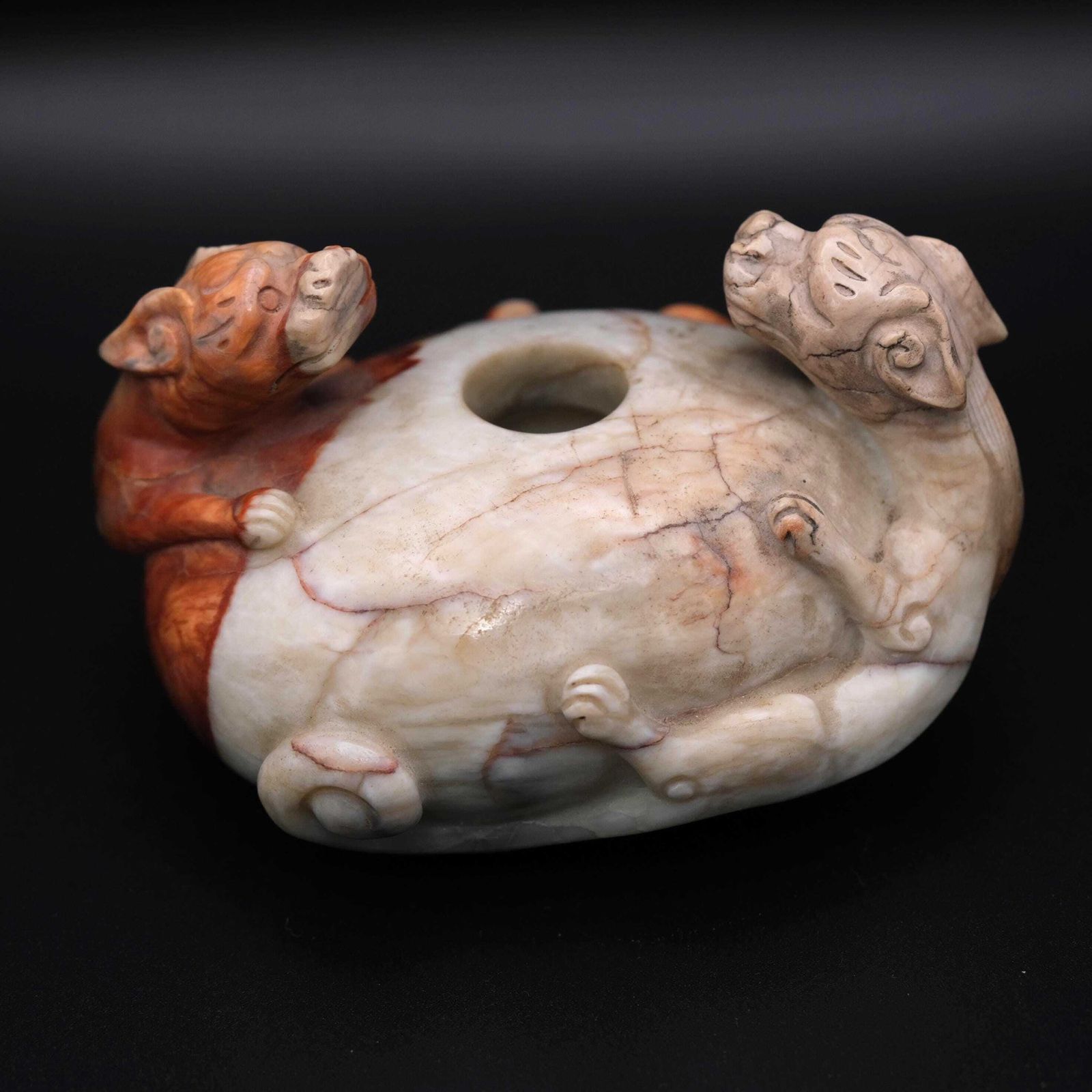 Chinees gesneden hardsteen chilong draak waterdruppelaar / penseelwasser, 20e eeuw, scholar's desk piece photo furniture