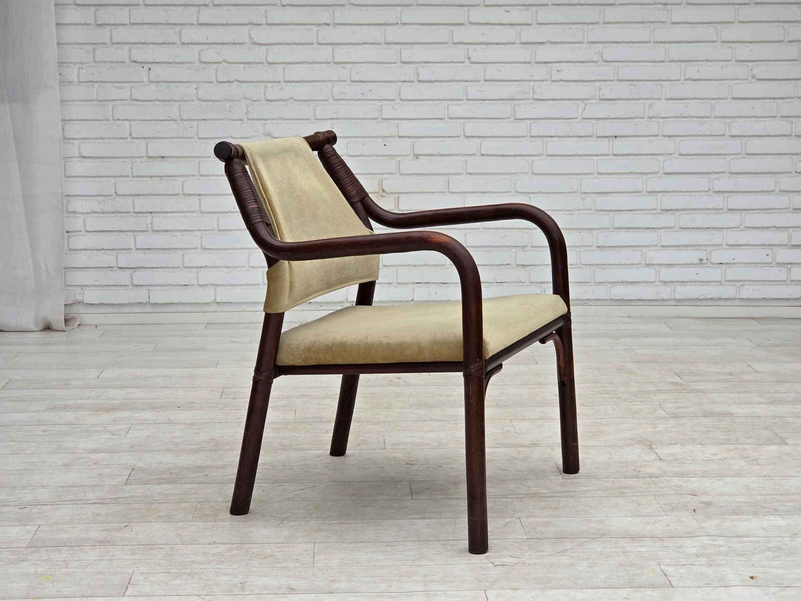 Ca. jaren 1980, paar Scandinavische fauteuils, meubelvelours, bamboe. photo furniture