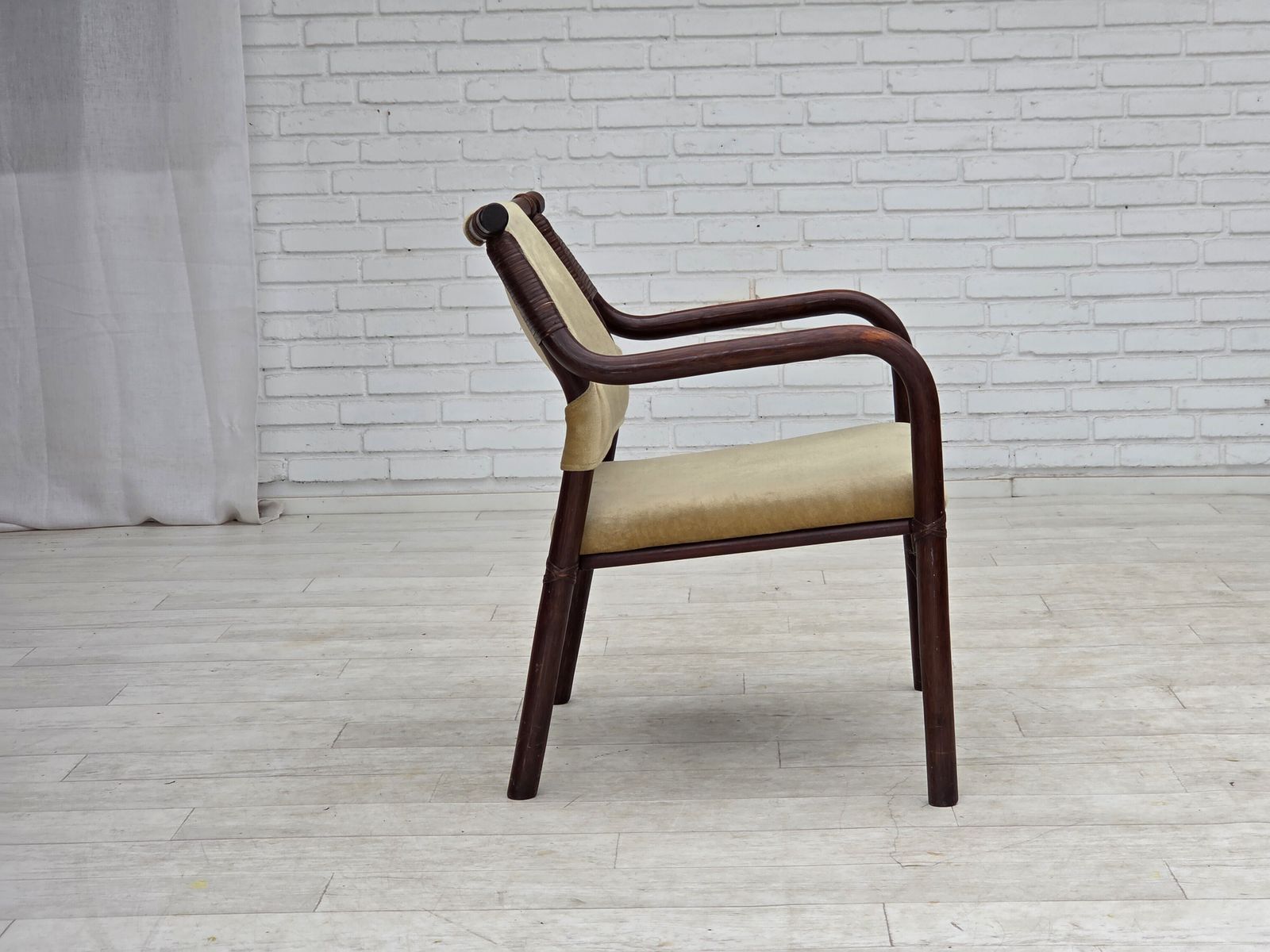 photo furniture Ca. jaren 1980, paar Scandinavische fauteuils, meubelvelours, bamboe.