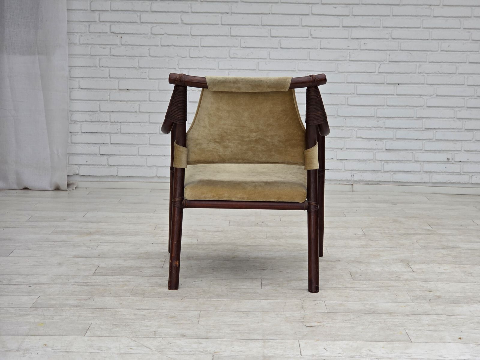photo buy Ca. jaren 1980, paar Scandinavische fauteuils, meubelvelours, bamboe.