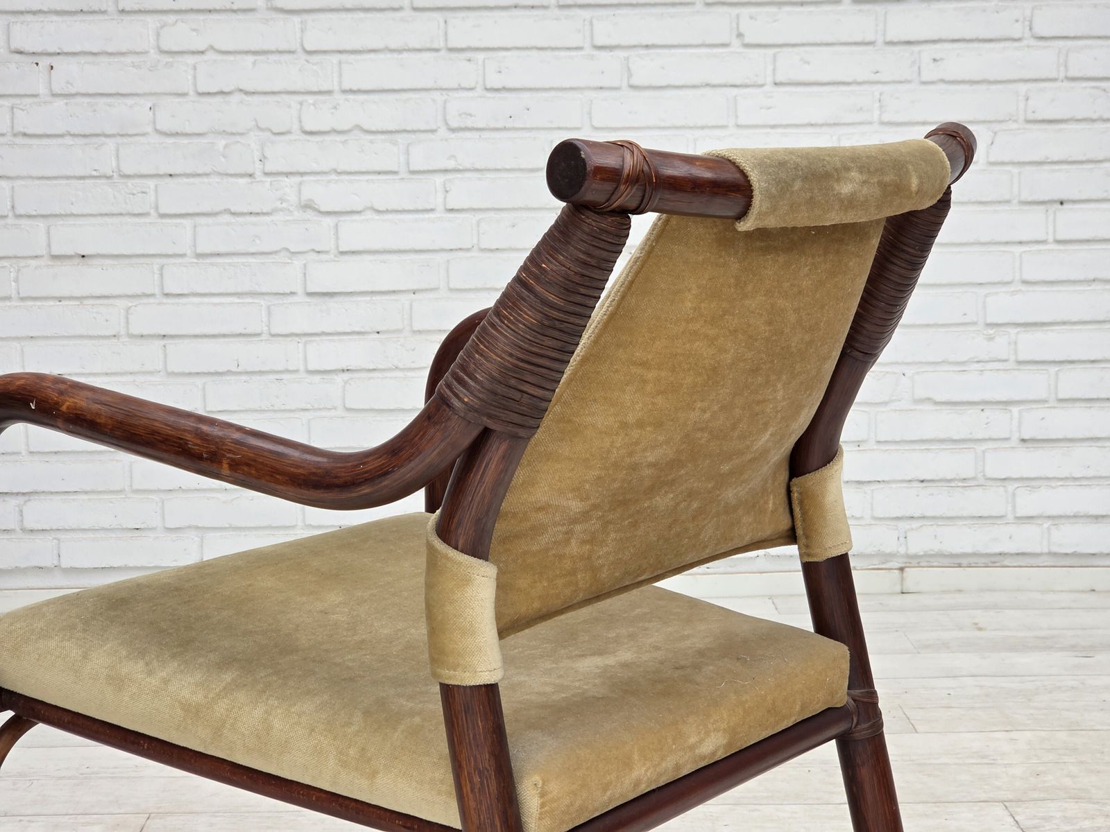 photo vintage Ca. jaren 1980, paar Scandinavische fauteuils, meubelvelours, bamboe.