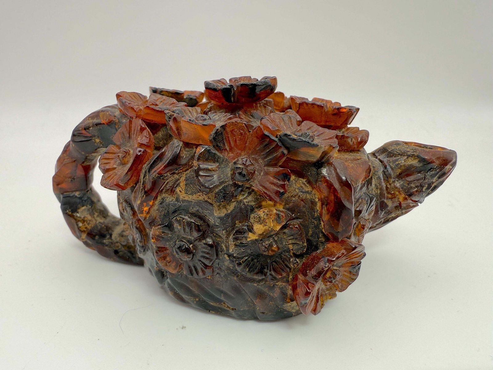 Antiek Chinees gesneden amber miniatuur wijnpot, prunus/pruimbloesemdecor in reliëf, late Qing-dynastie - zoals gevonden, met schade photo furniture