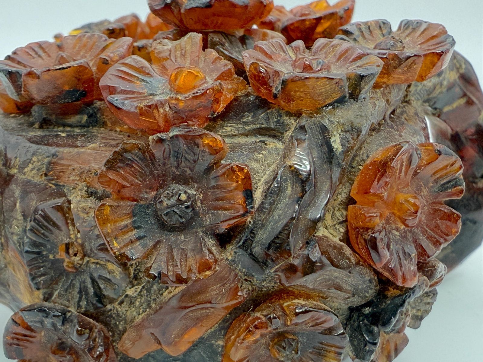 Woonaccessoires Antiek Chinees gesneden amber miniatuur wijnpot, prunus/pruimbloesemdecor in reliëf, late Qing-dynastie - zoals gevonden, met schade photo