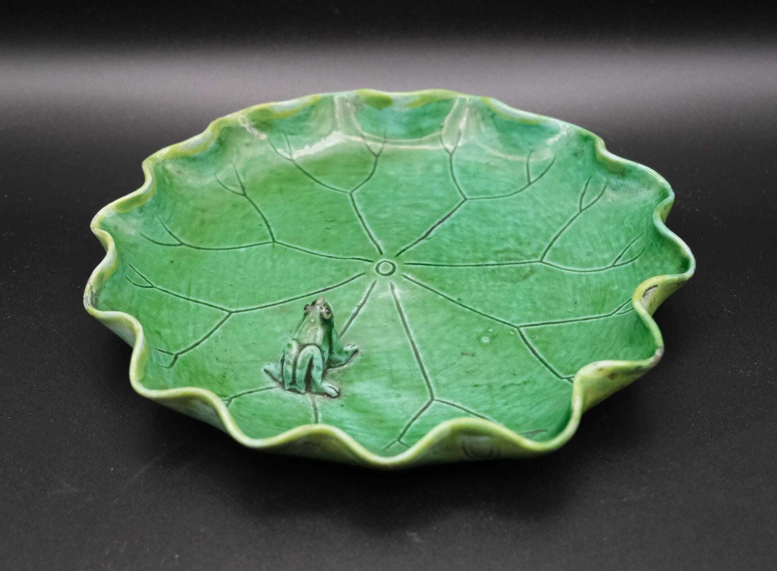 Antiek Chinees groen geglazuurd lotusblad schaaltje met kikker, Qing/Republiek periode, keramiek in natuurvorm photo furniture