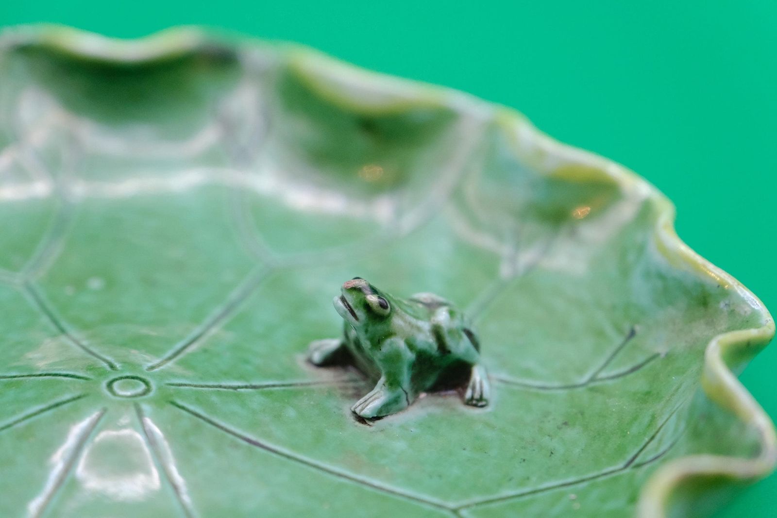 Kunst Antiek Chinees groen geglazuurd lotusblad schaaltje met kikker, Qing/Republiek periode, keramiek in natuurvorm photo