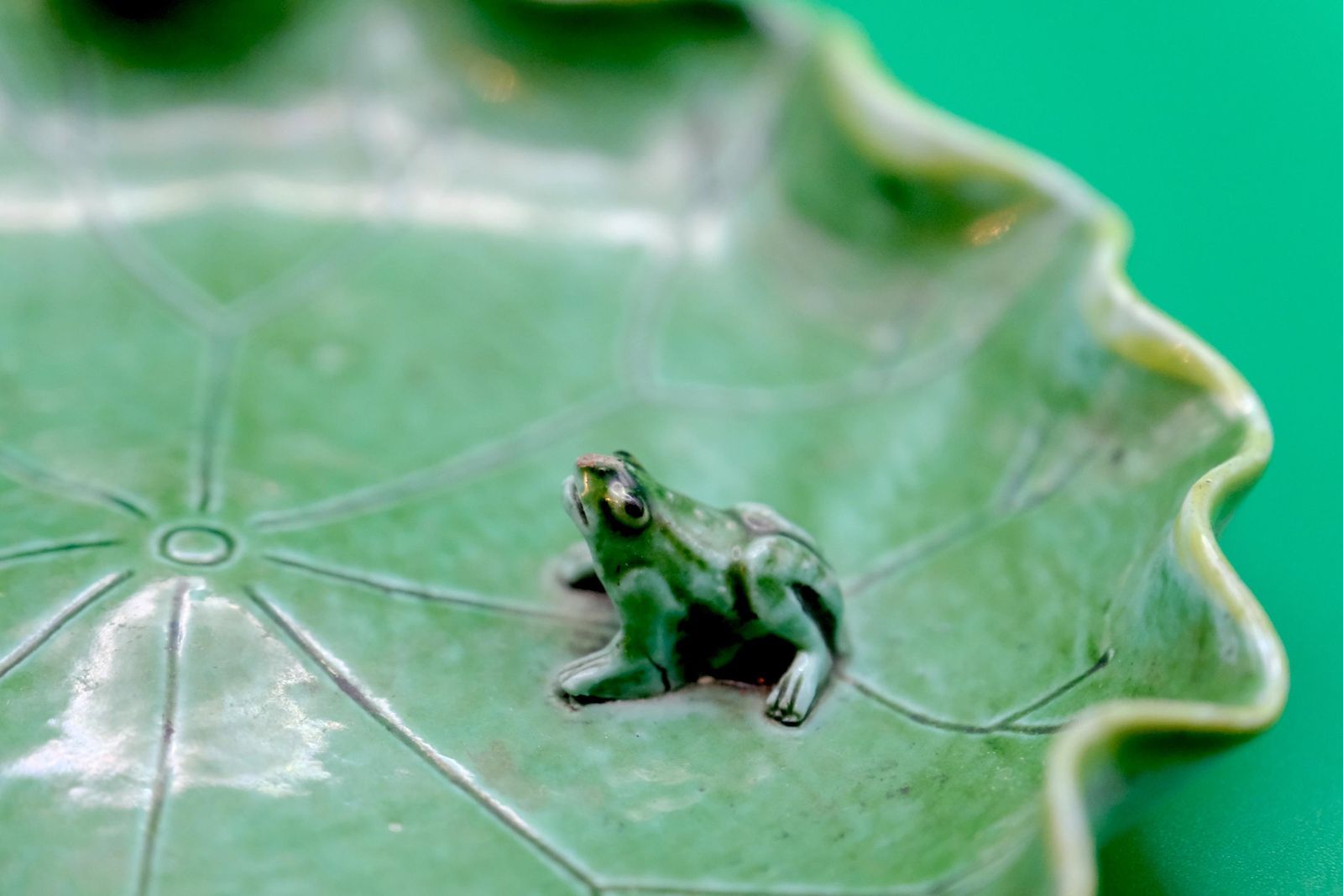 350.0 Antiek Chinees groen geglazuurd lotusblad schaaltje met kikker, Qing/Republiek periode, keramiek in natuurvorm photo