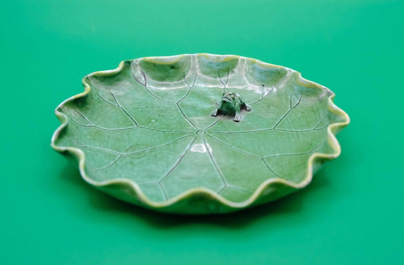 photo vinterior Antiek Chinees groen geglazuurd lotusblad schaaltje met kikker, Qing/Republiek periode, keramiek in natuurvorm