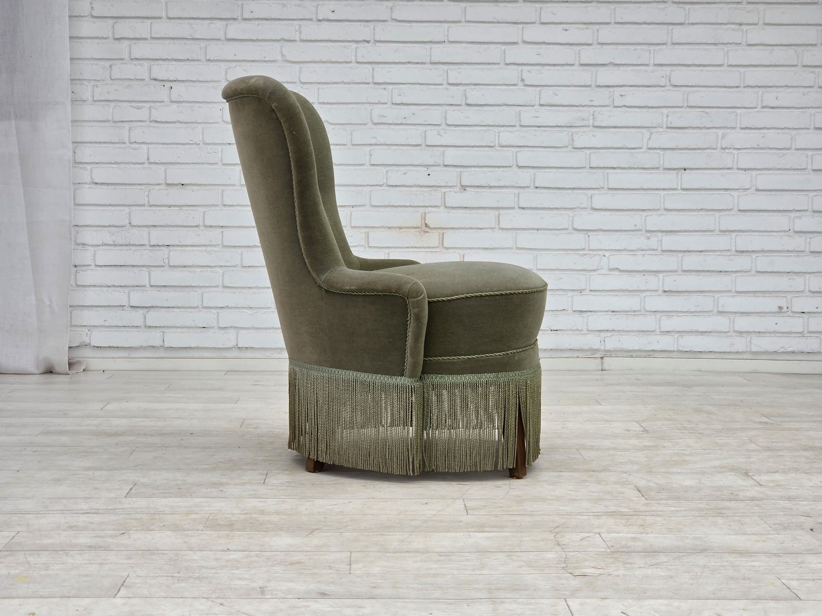 photo furniture Ca. jaren 1970, Deense fauteuil, groen meubelvelours.