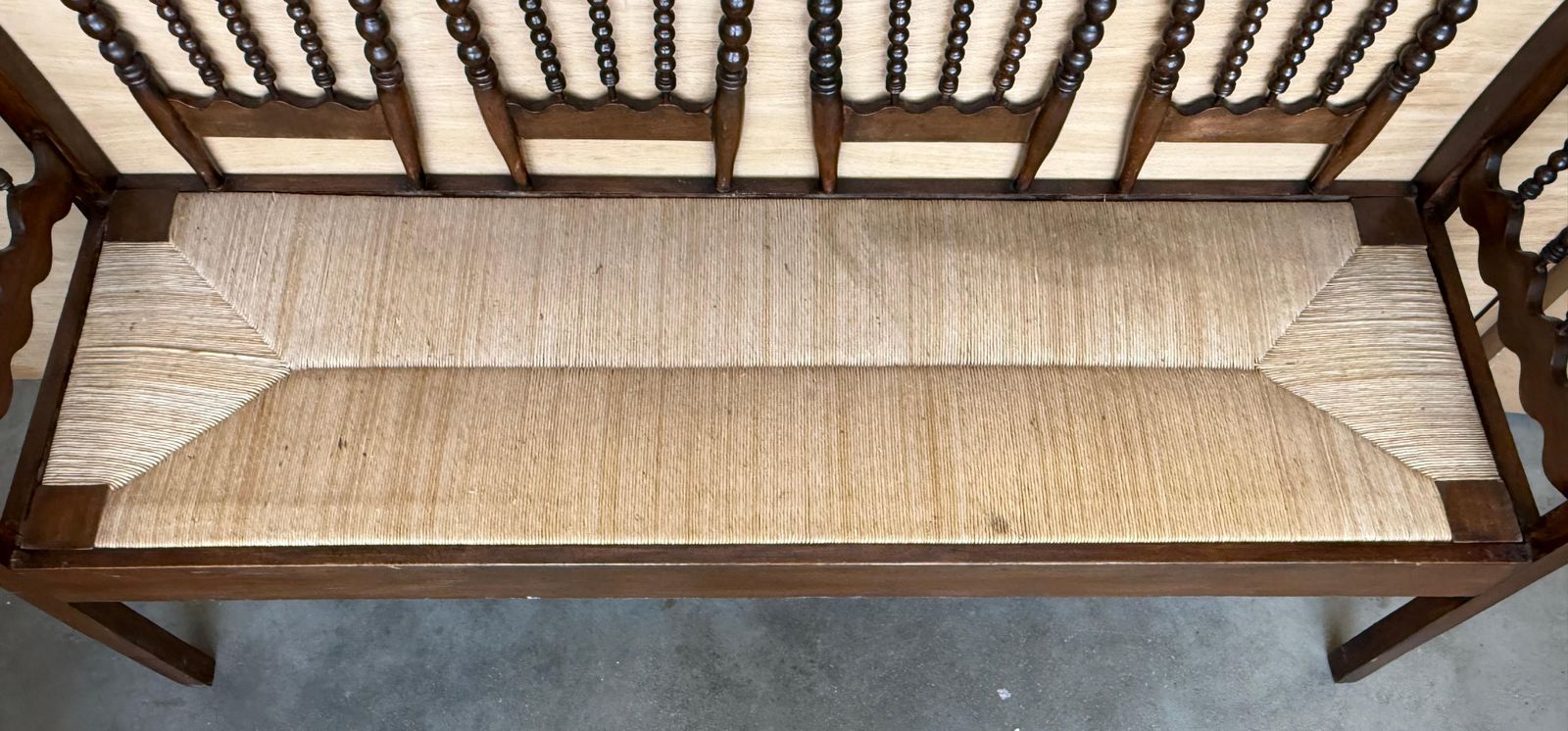 3344.0 Banc catalan du XXe siècle en noyer, siège et accoudoirs tapissés photo