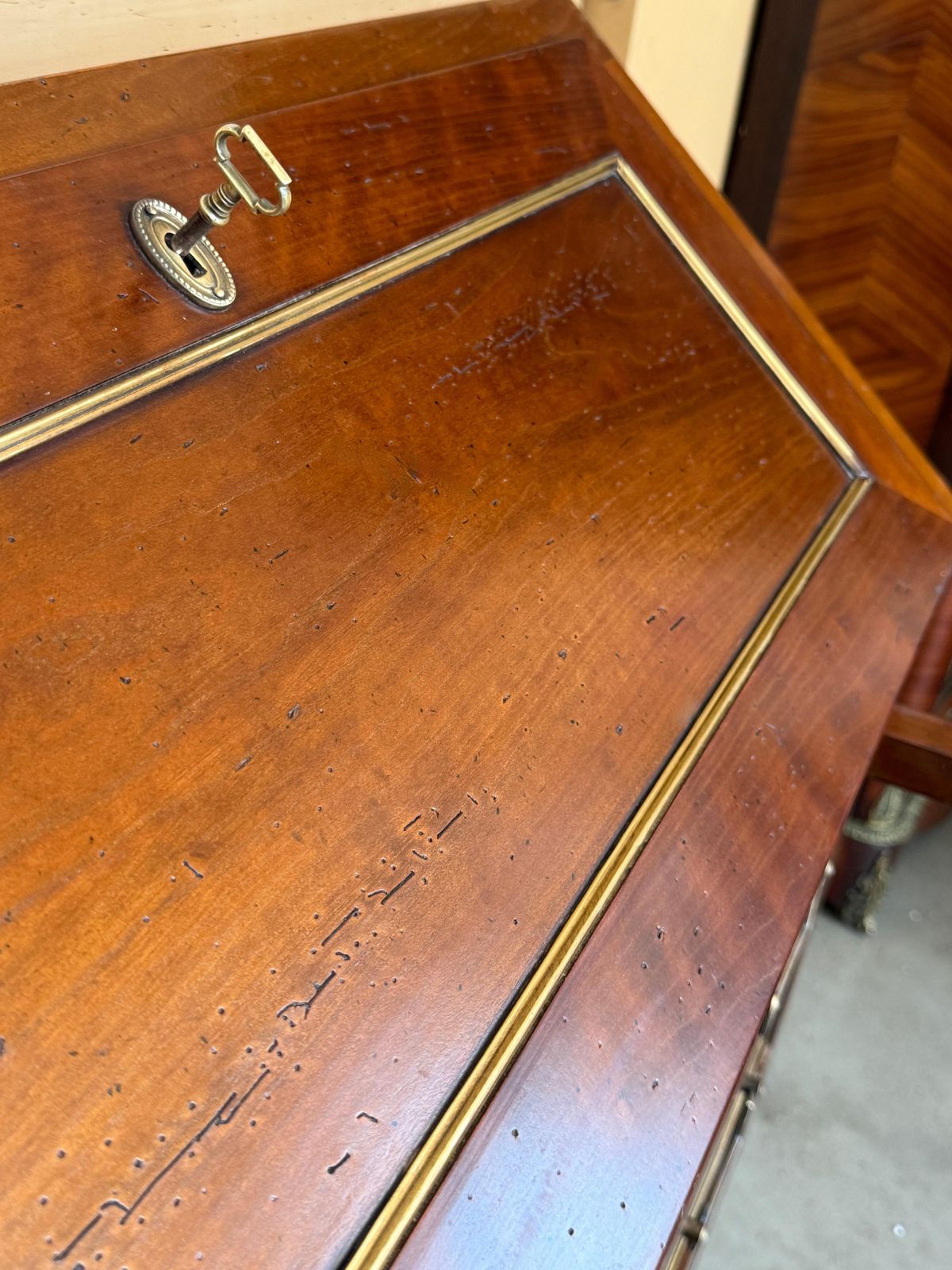 photo furniture Secrétaire à abattant d'époque en acajou avec garnitures en laiton, France