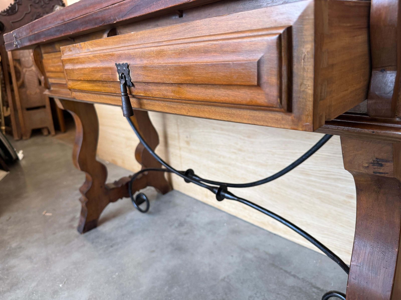 photo furniture Console espagnole du XXe siècle à abattant, en fer forgé avec deux tiroirs