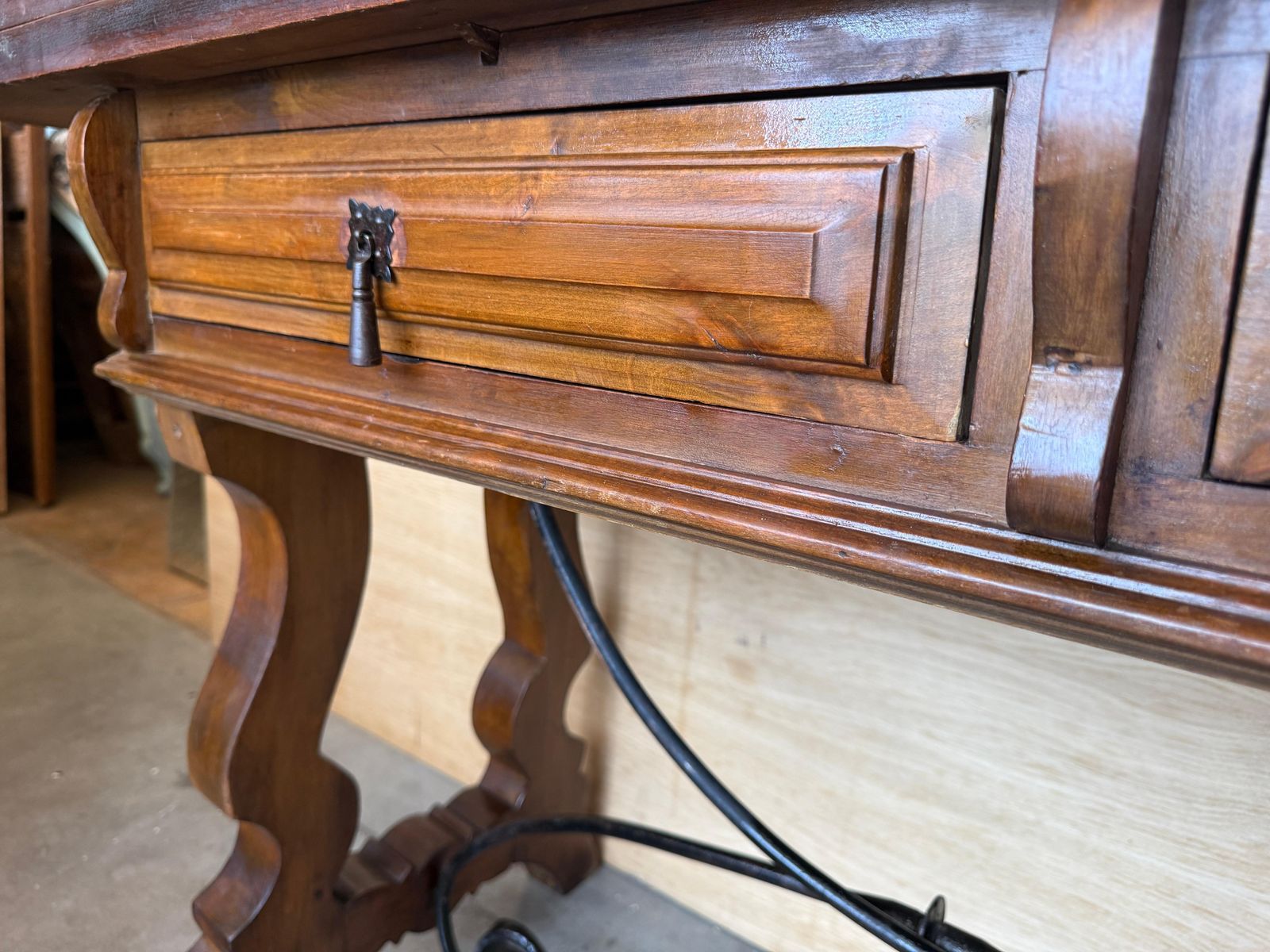 photo for sale Console espagnole du XXe siècle à abattant, en fer forgé avec deux tiroirs