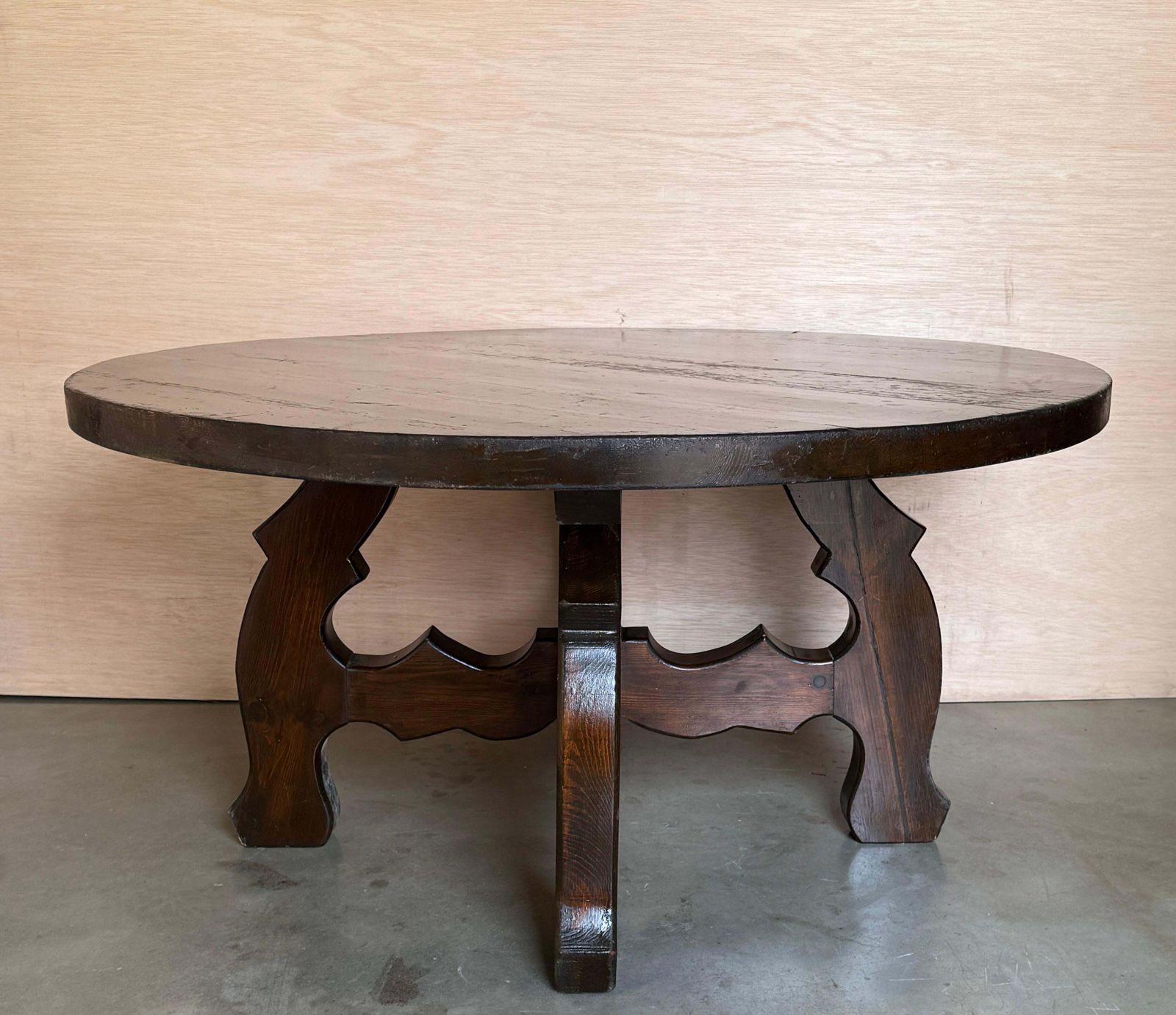 Table basse espagnole rustique en noyer massif, plateau rond et piètement en tréteau à lyres sculptées, années 1940 photo furniture